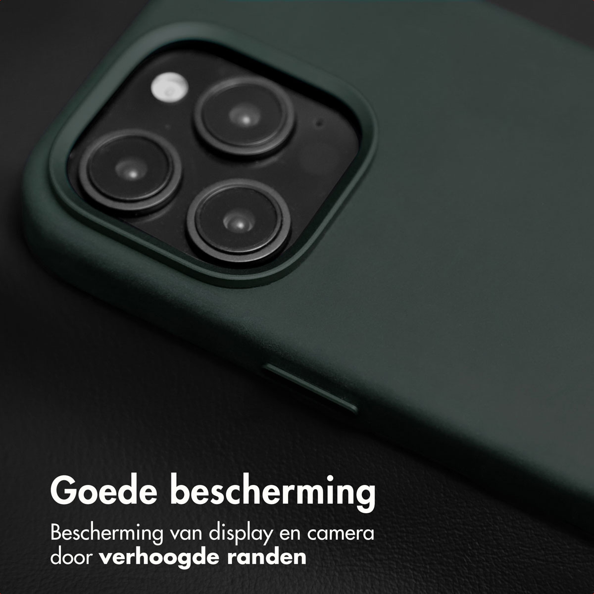 Primo piano di una custodia per telefono verde scuro con tre lenti della fotocamera. Testo in basso: 'Goede bescherming'.