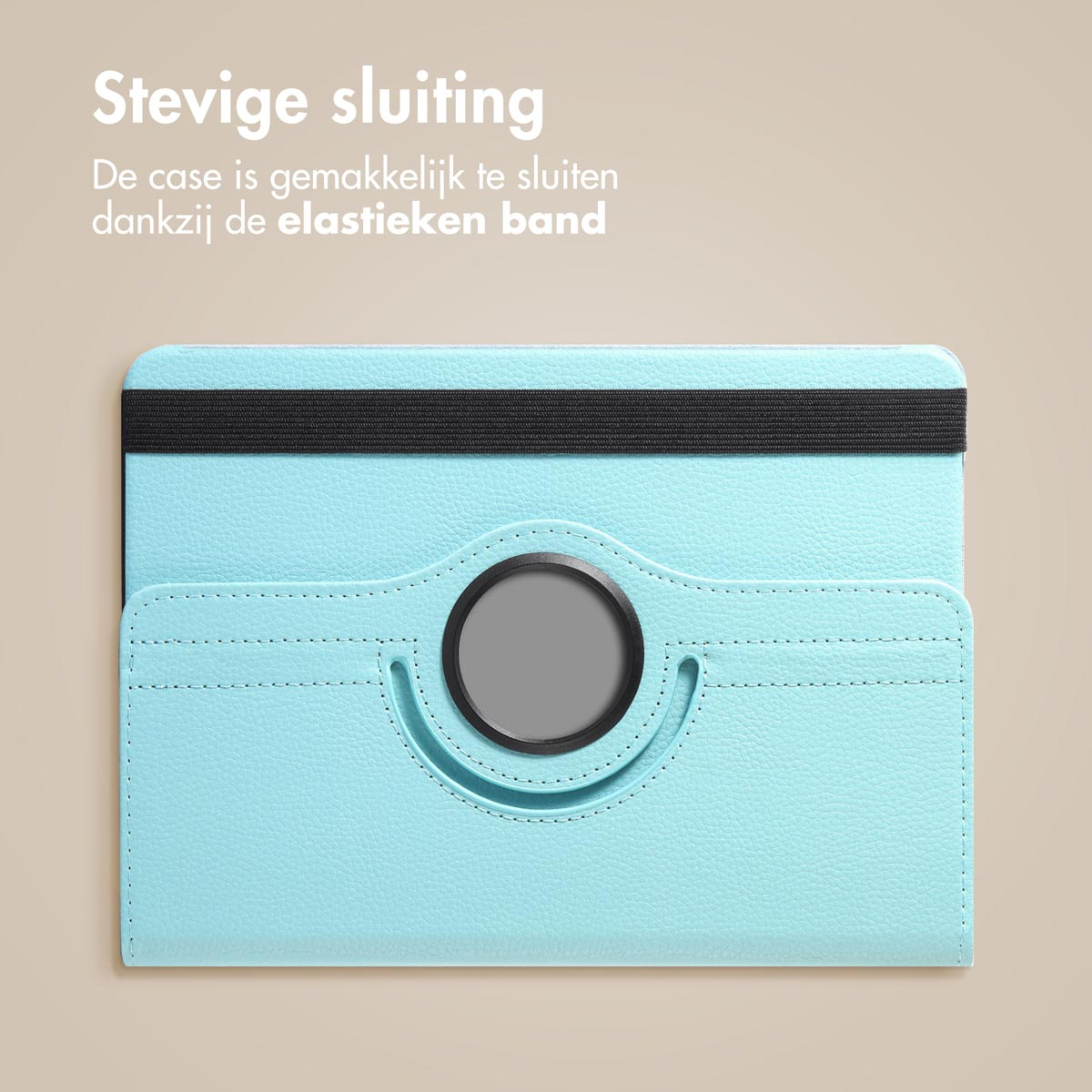 Een lichtblauwe tablethoes met een zwarte elastische band. De hoes heeft een cirkelvormige opening.