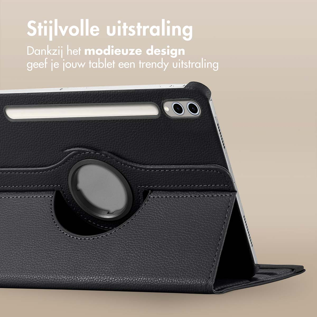 Un étui de tablette noir avec un design élégant. L'étui a une découpe circulaire pour l'appareil photo.