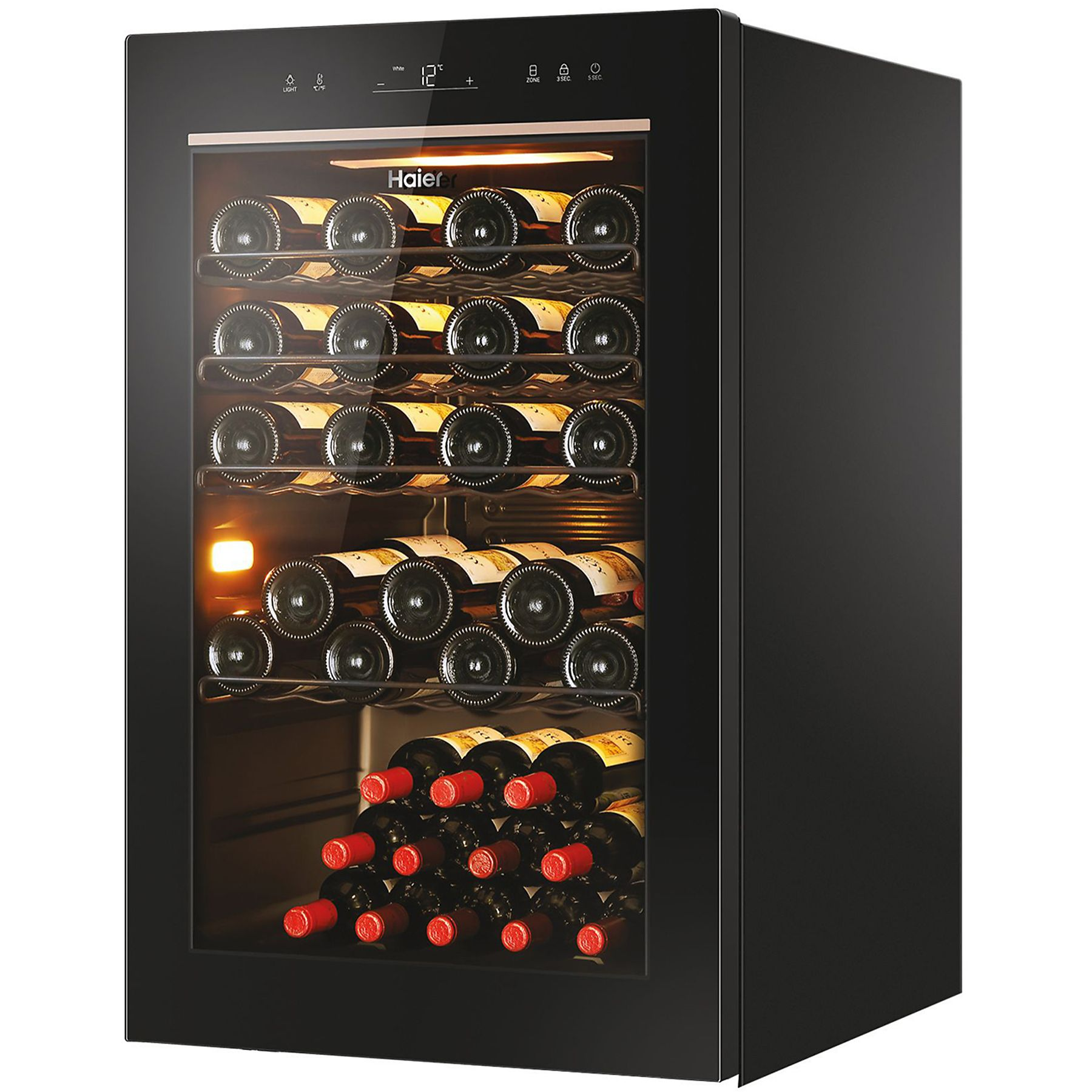 Czarna chłodziarka do wina z wieloma butelkami. Drzwi zamknięte. Widoczne logo Haier.