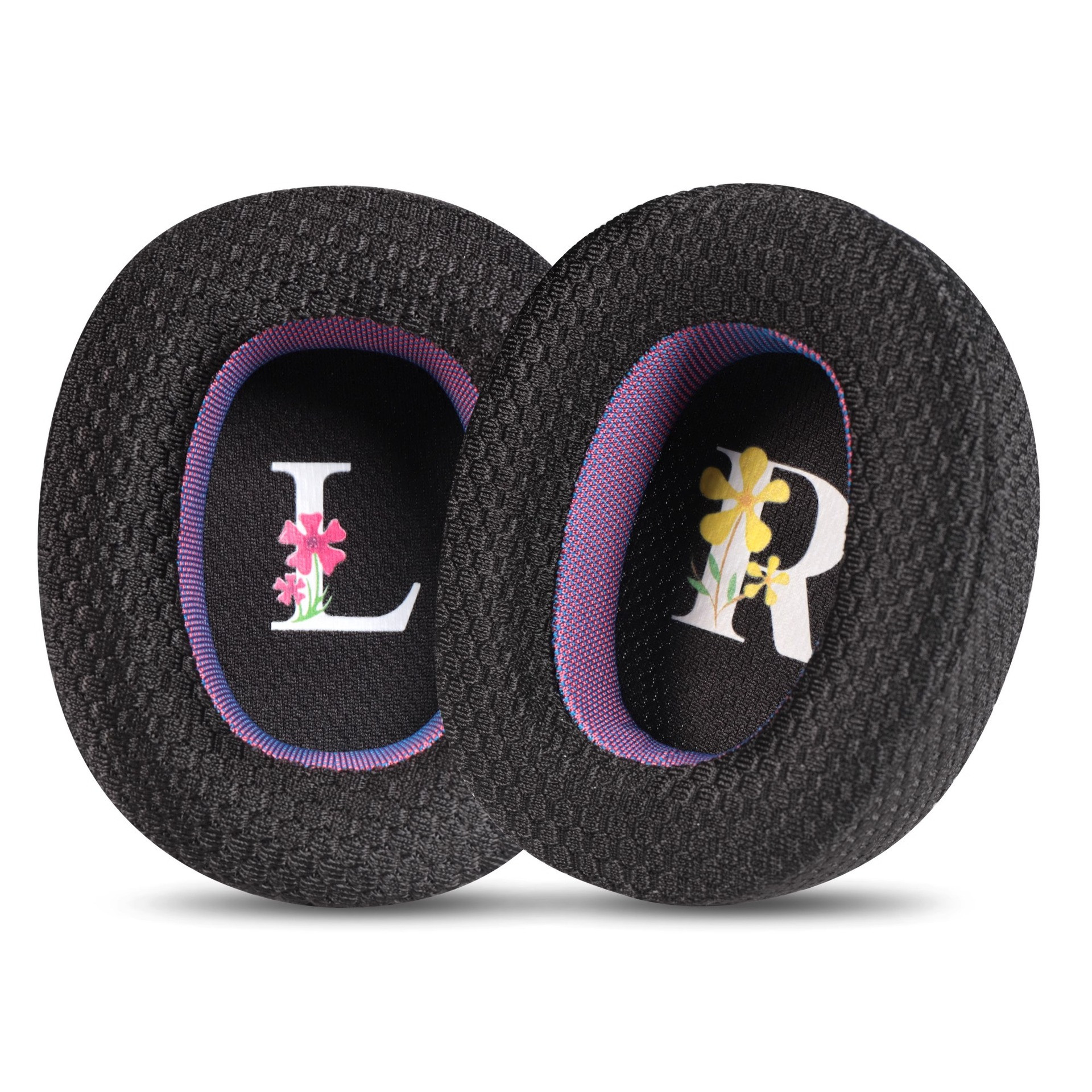 Zwei schwarze Ohrpolster mit rosa und weißen Blumendekorationen sowie den Buchstaben 'L' und 'R'.