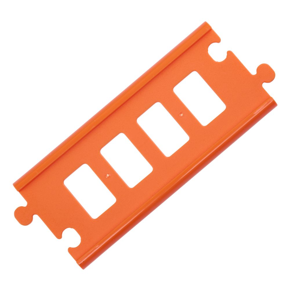 Een oranje plastic baanstuk met vier rechthoekige uitsparingen en twee verbindingsuiteinden.