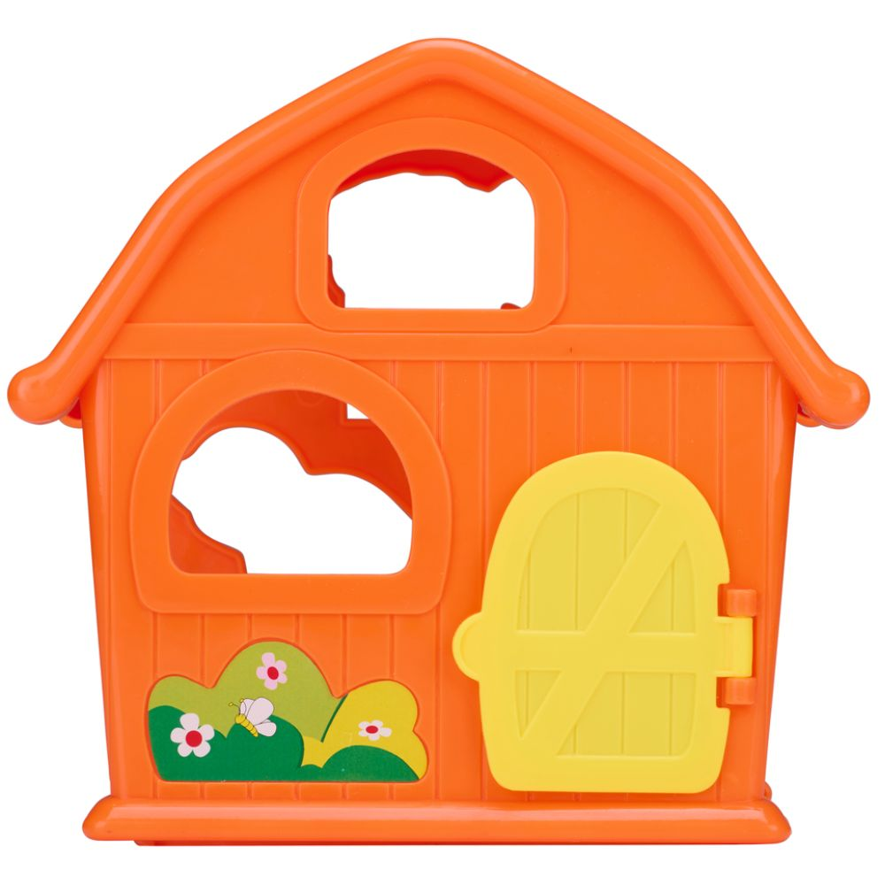 Een oranje plastic schuur speelgoed met een gele deur, een rond raam en groen gras met bloemen.