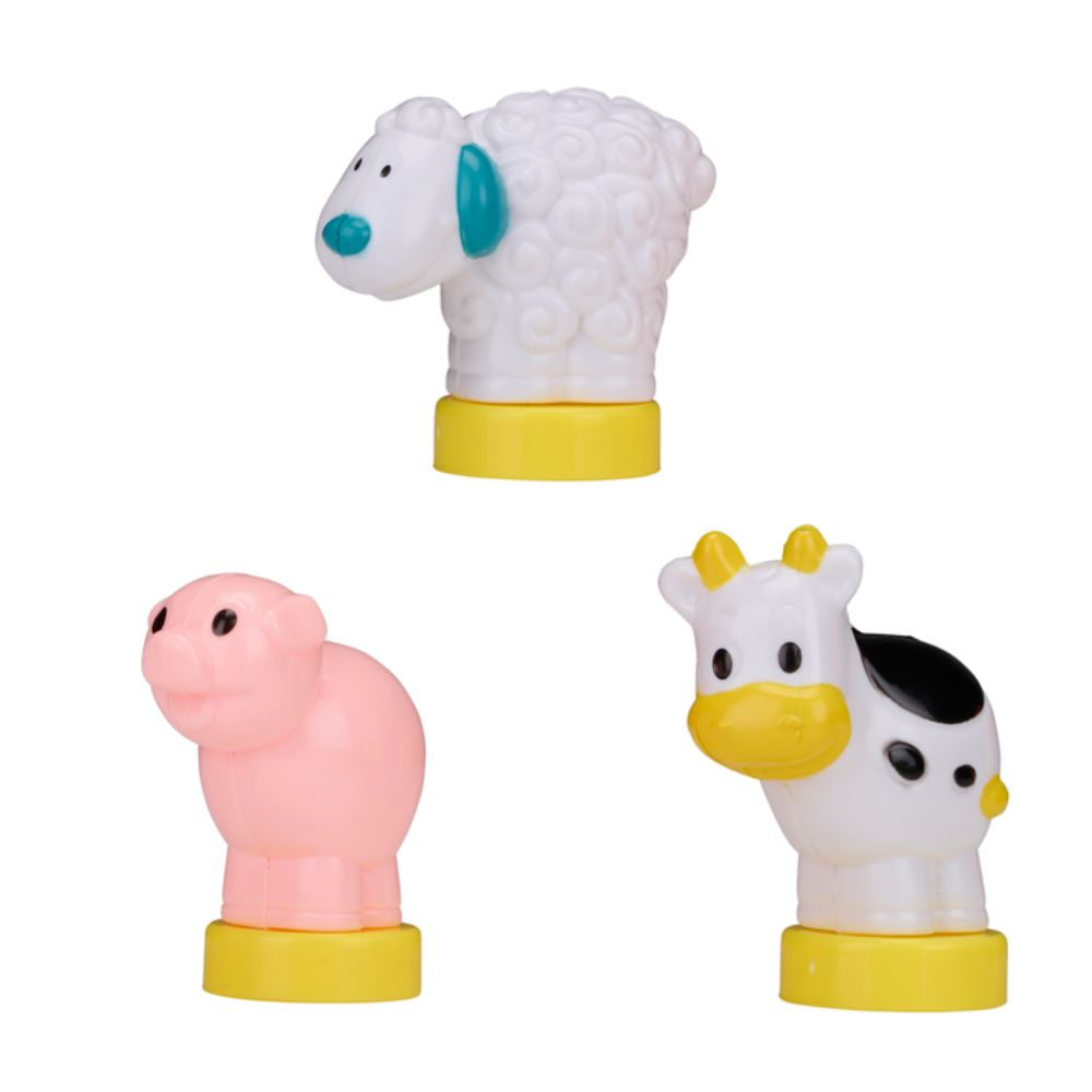 Drie speelgoed boerderijdieren: een schaap, een varken en een koe. Elk dier heeft een gele basis.