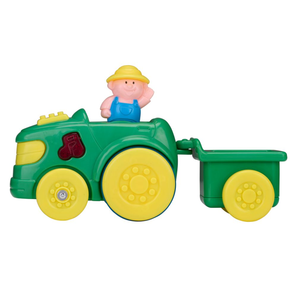 Een groene speelgoedtrekker met een boerenfiguur en een groene aanhanger, op een witte achtergrond.