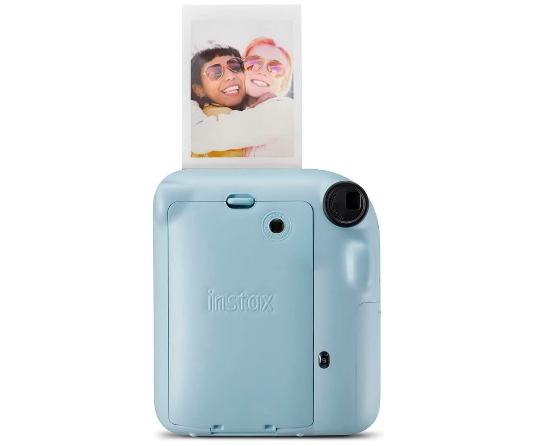 Una fotocamera Instax azzurra, con una foto stampata di due persone che si abbracciano, su sfondo bianco.