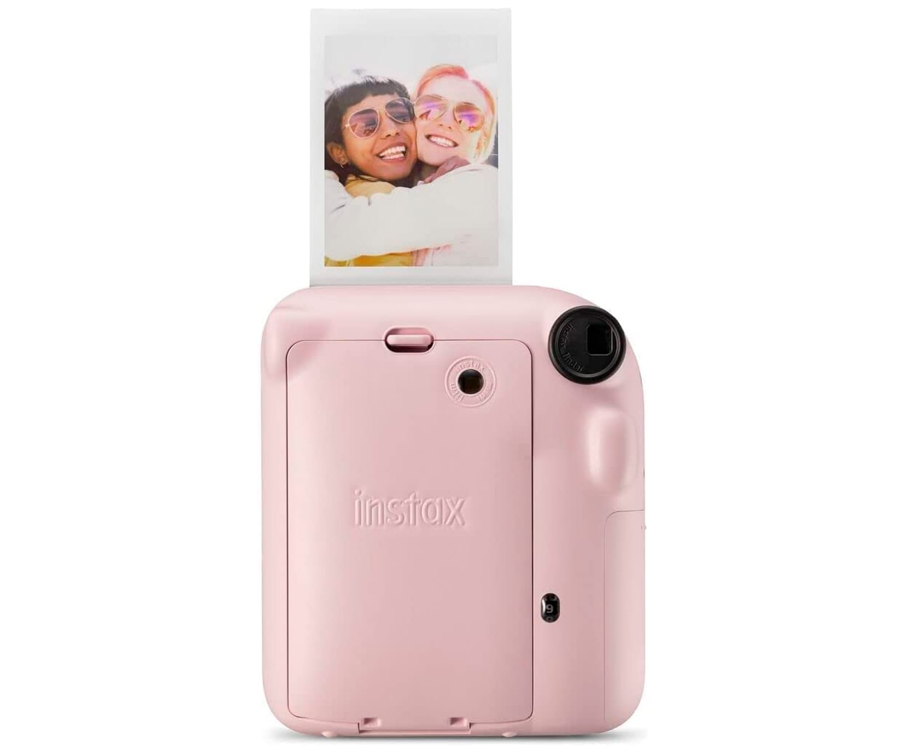 Fotocamera Instax rosa con pellicola e due persone nell'immagine.