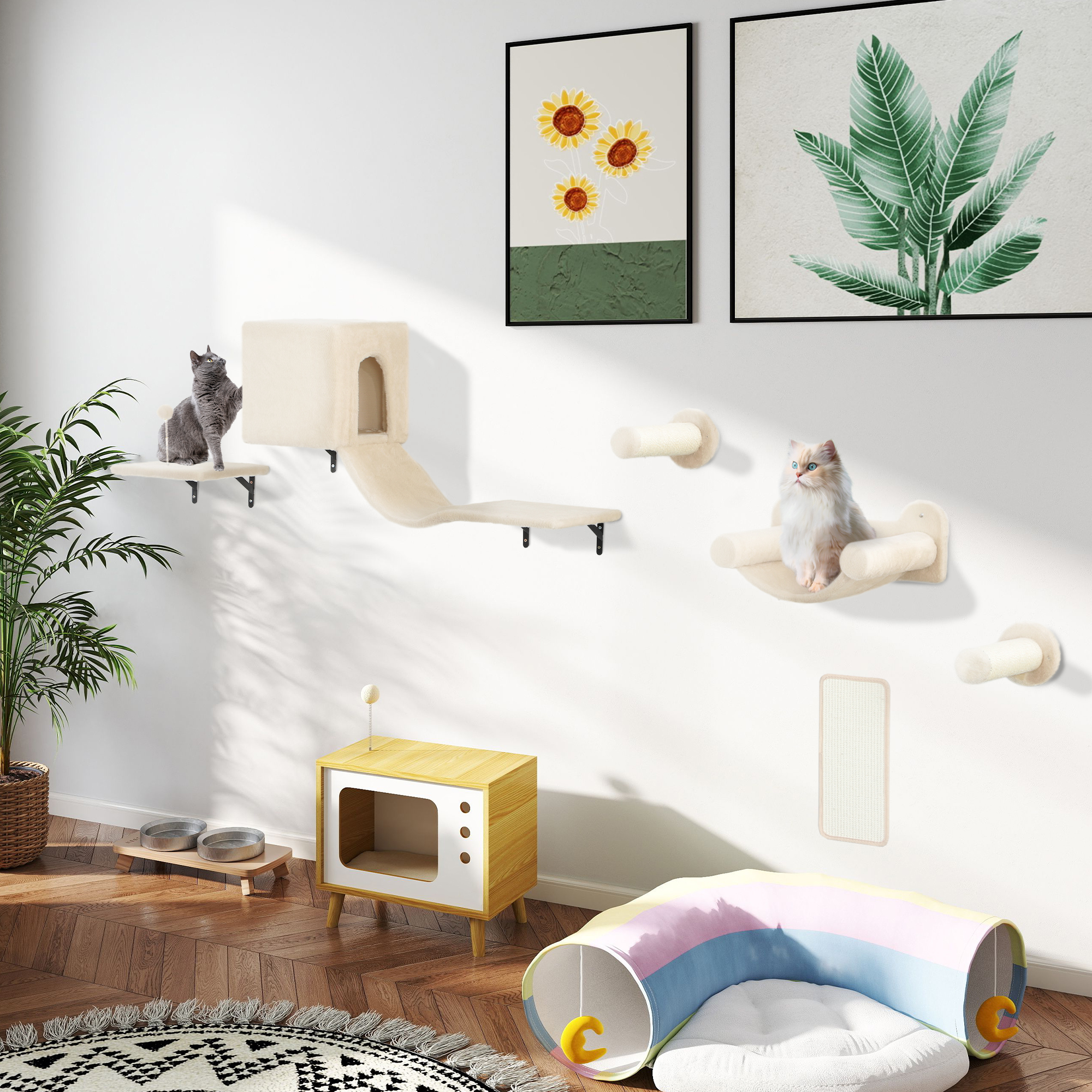 Una habitación con muebles para gatos. Dos gatos están en estantes. Hay un televisor y un túnel arcoíris.