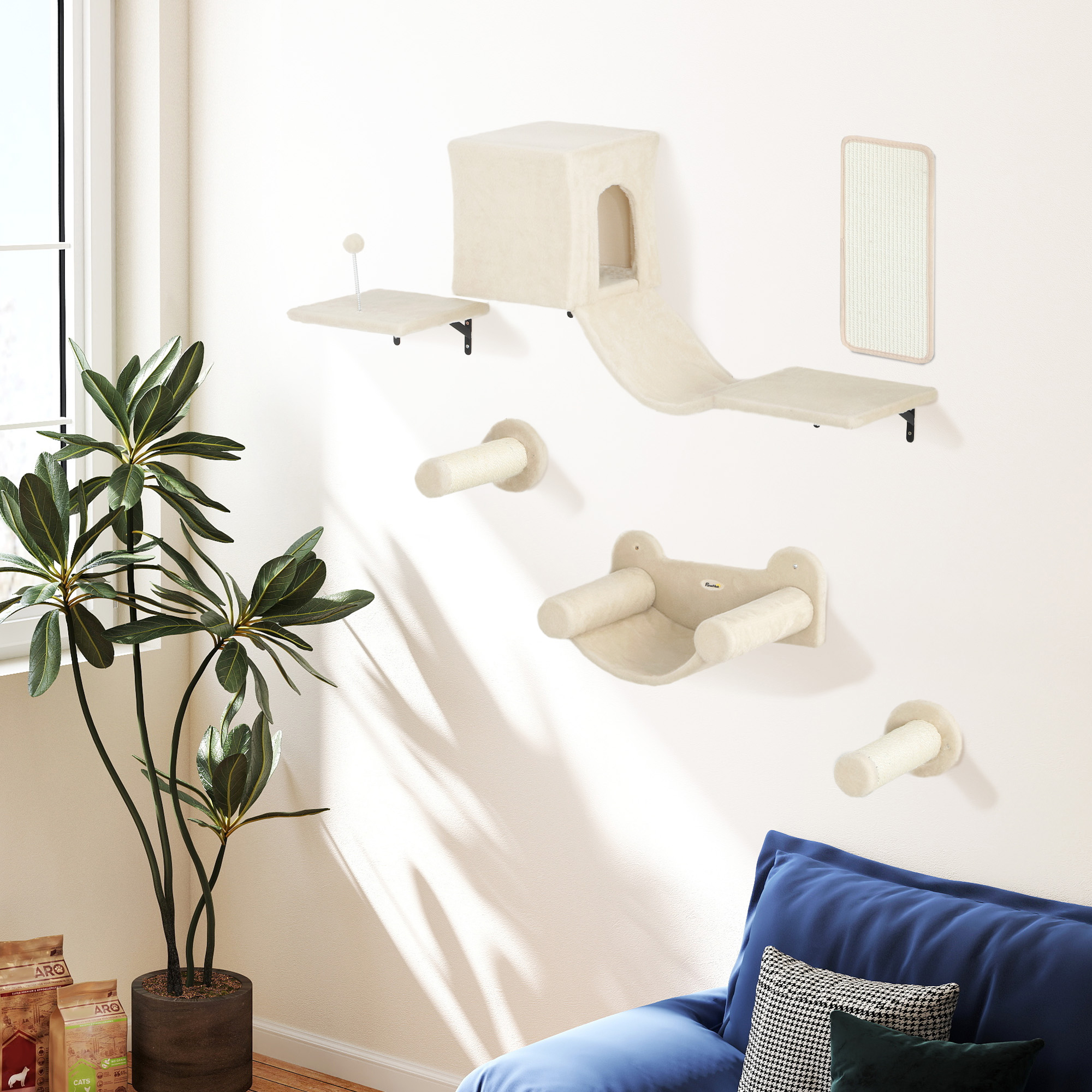 Una estructura para gatos está montada en una pared blanca. Tiene varios niveles y una casita.