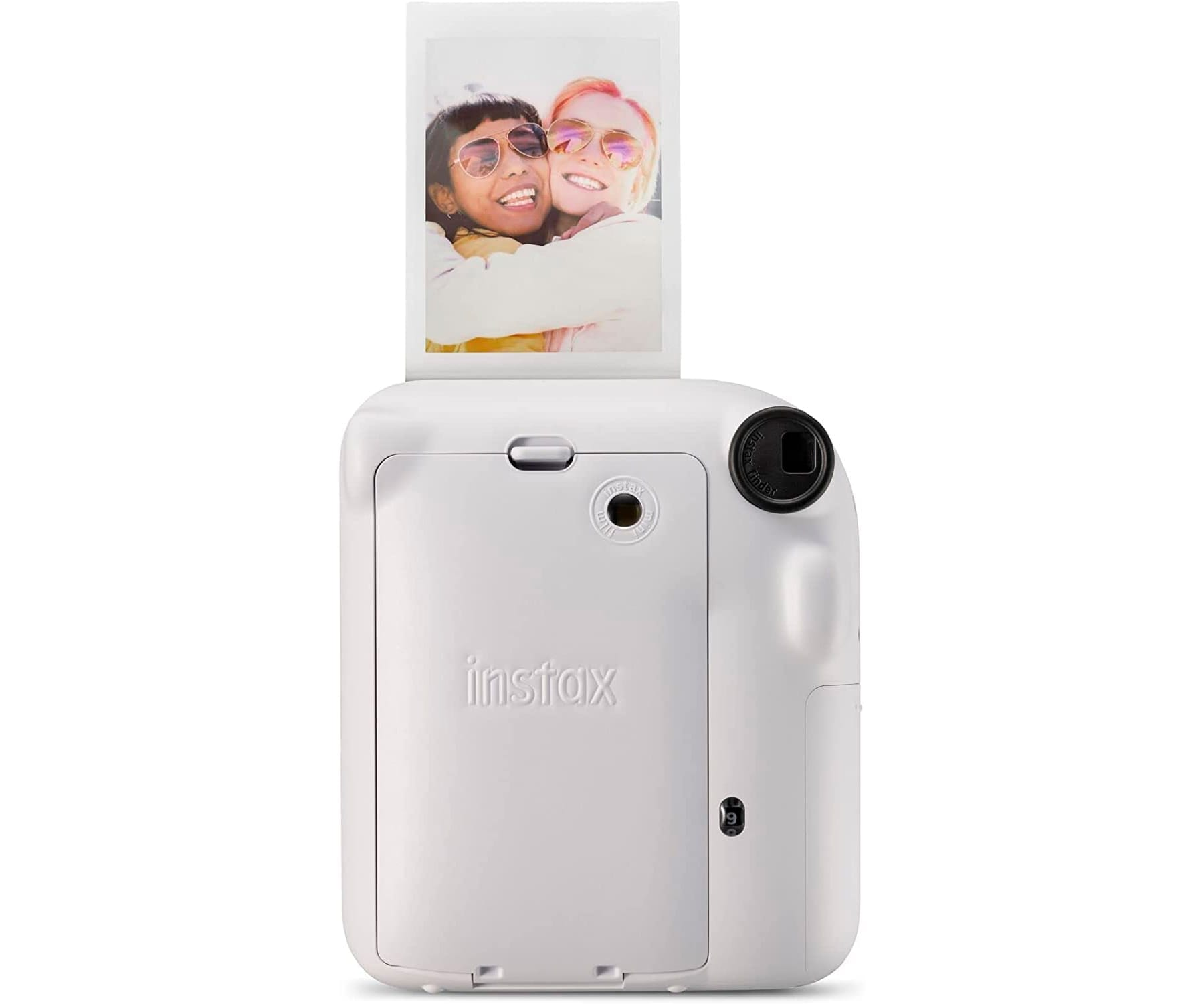 Fotocamera Instax bianca, vista posteriore con foto stampata in uscita. Mostra due persone.