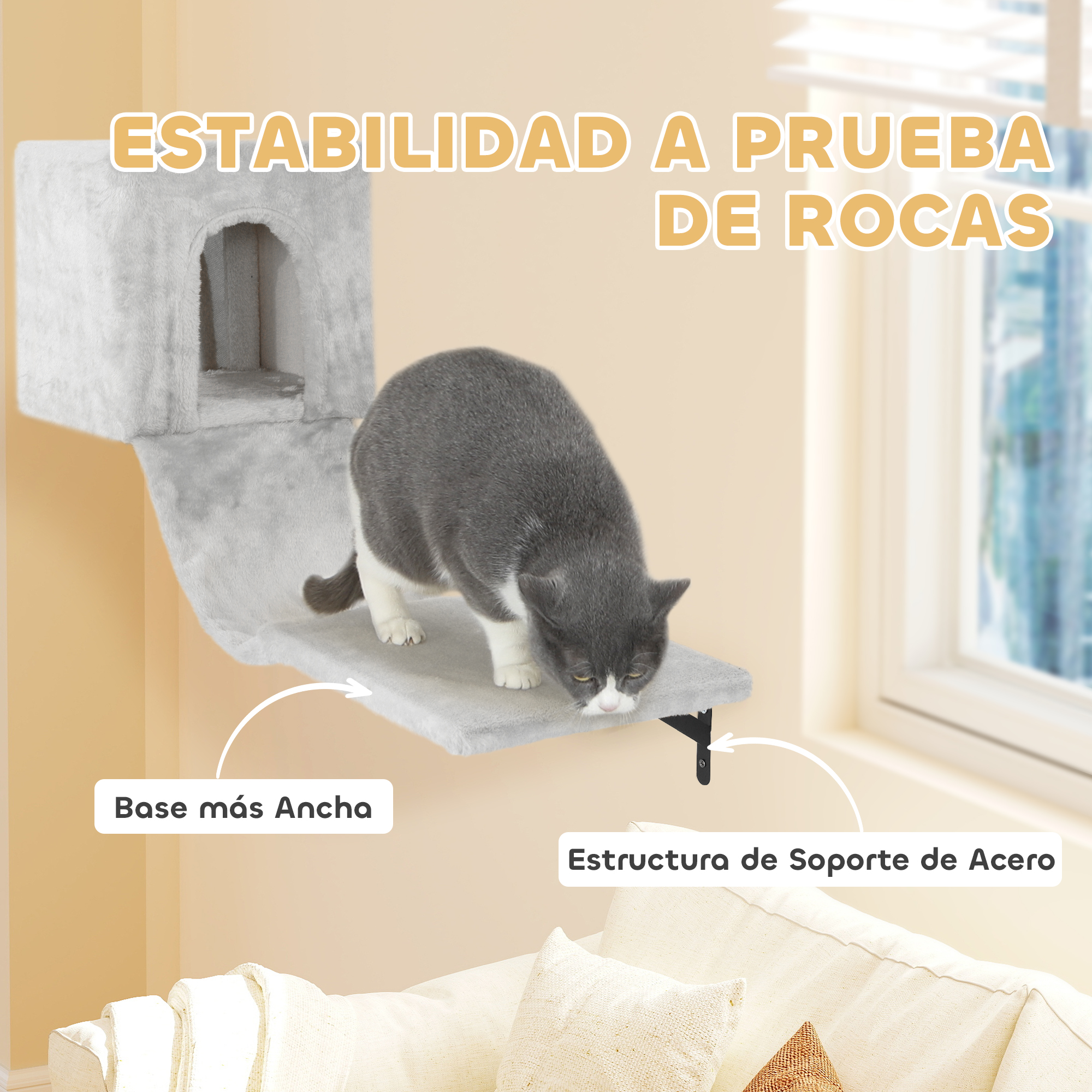 Un gato gris y blanco en una estantería para gatos. La estantería tiene una estructura similar a una casa y una rampa.