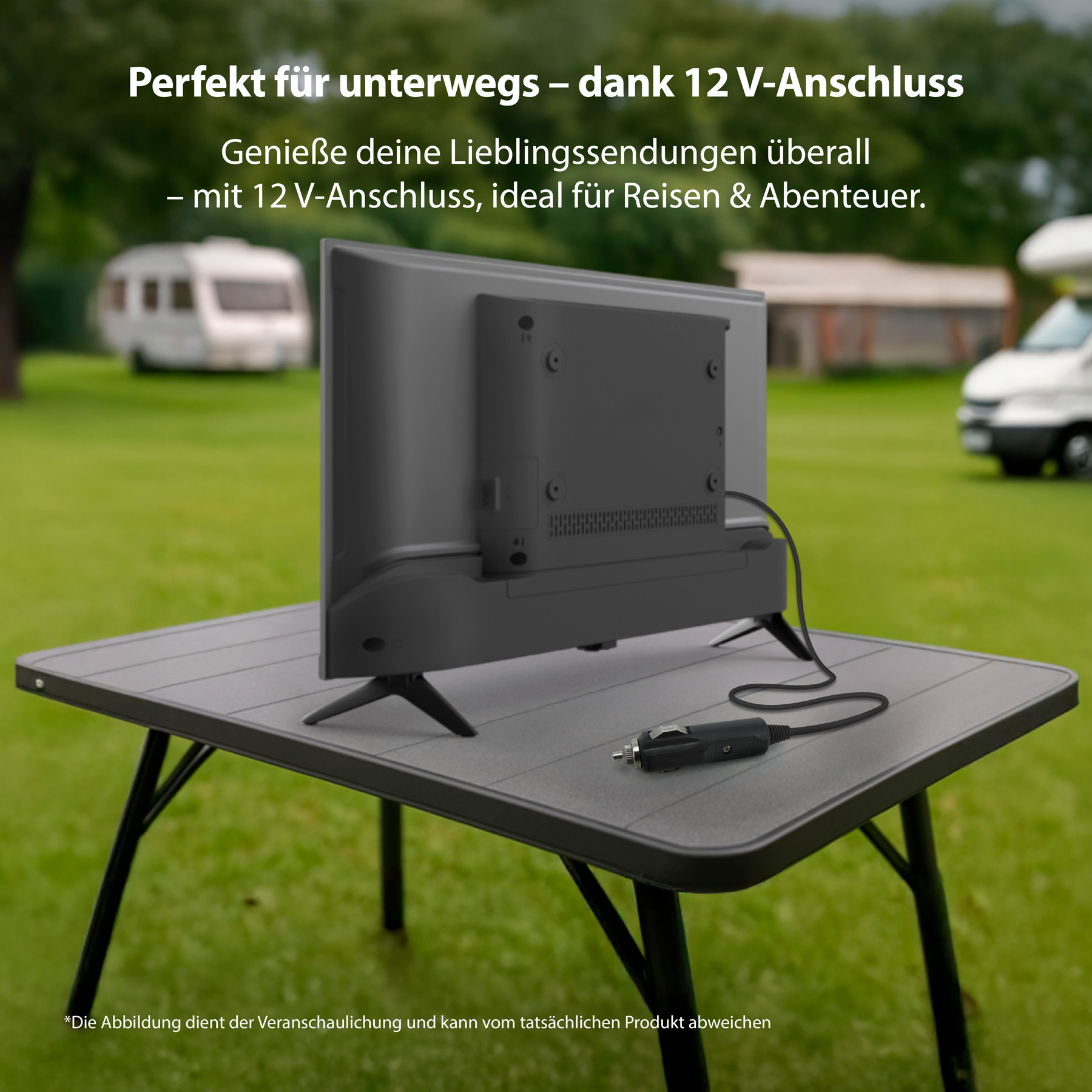 Ein Fernseher auf einem Tisch mit einem Autoladekabel, mit verschwommenem Hintergrund eines Wohnwagens und eines Wohnmobils.
