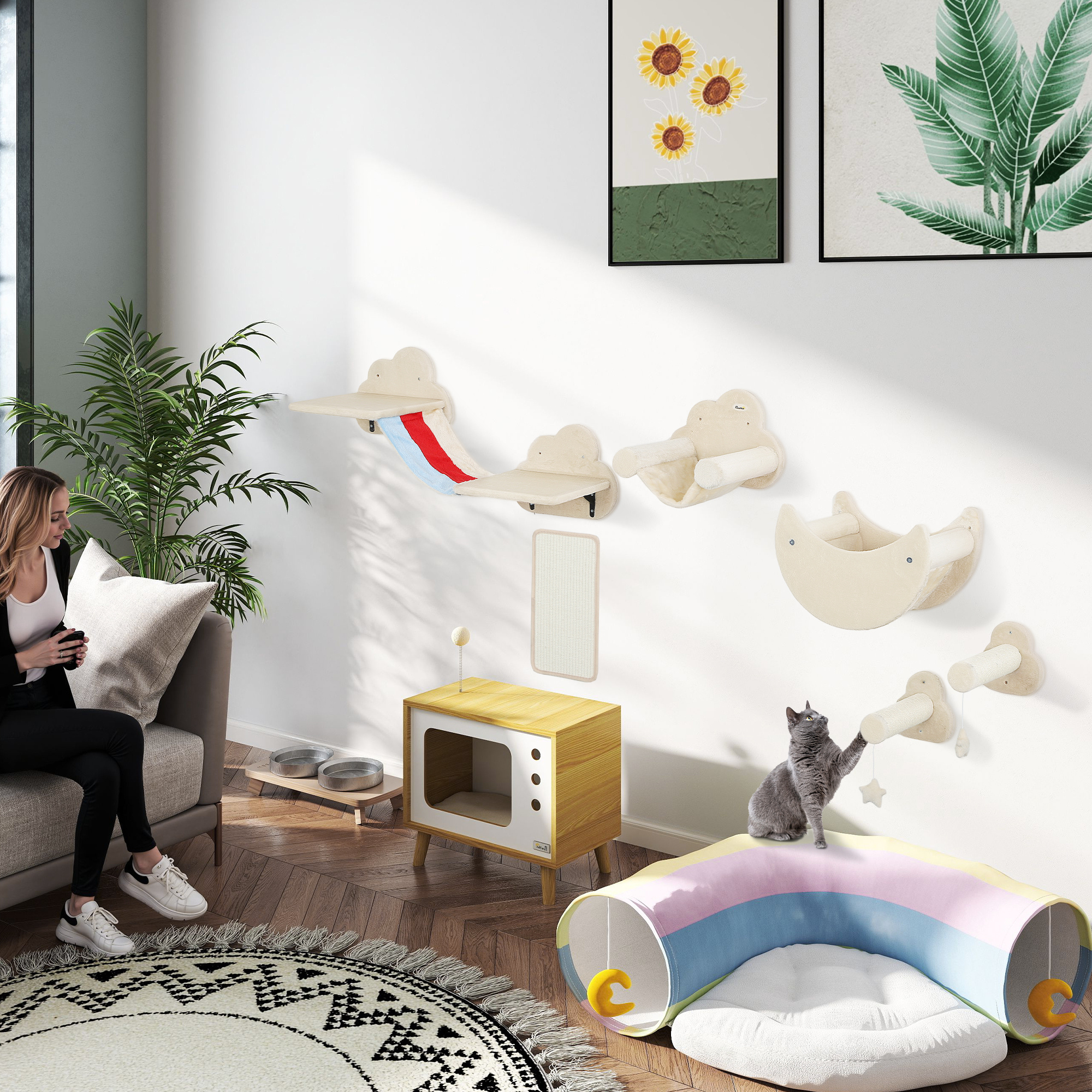 Una mujer sentada en el sofá, accesorios para gatos en la pared, un túnel para gatos y un gato jugando.