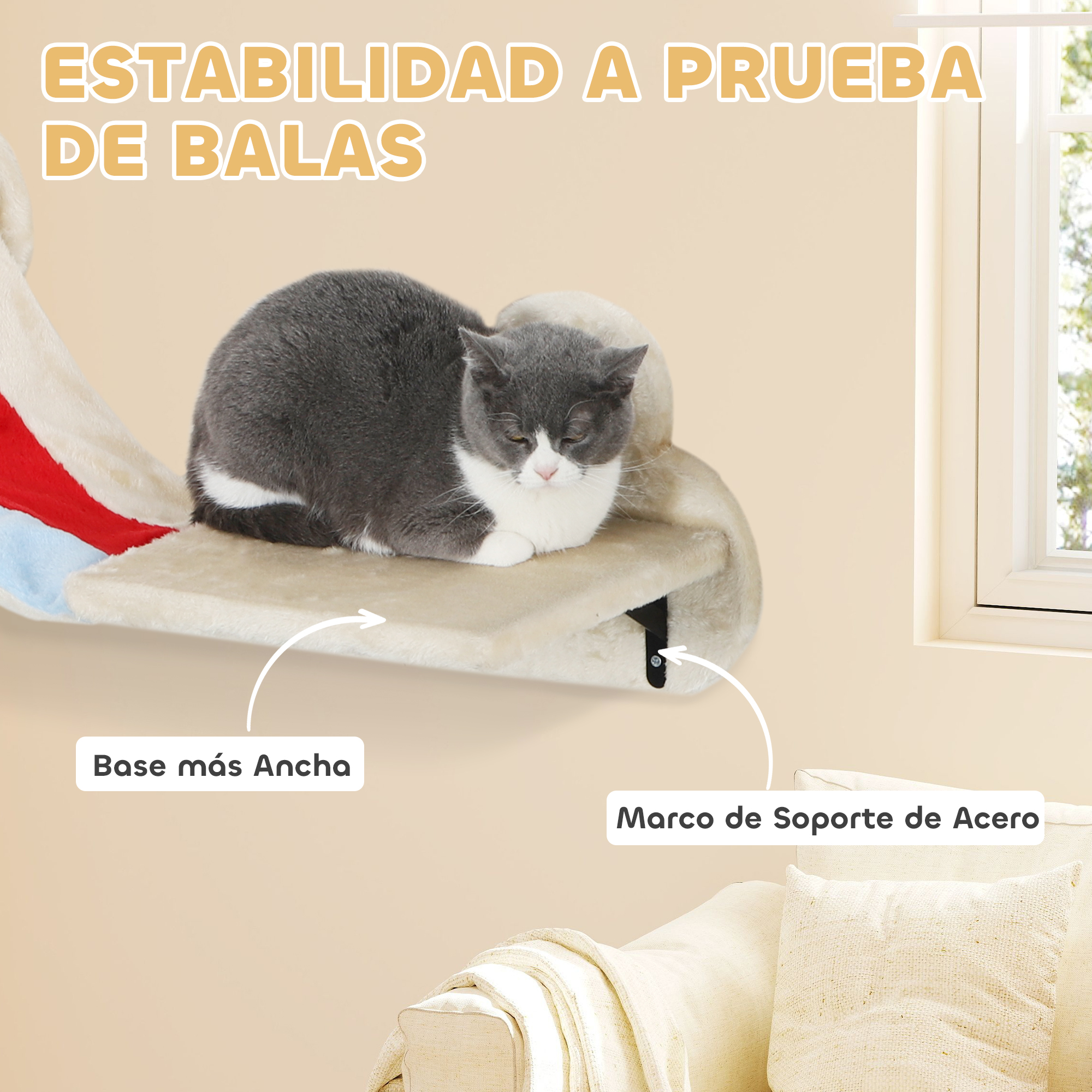 Un gato gris en una estantería para gatos, con texto en español: 'ESTABILIDAD A PRUEBA DE BALAS'.