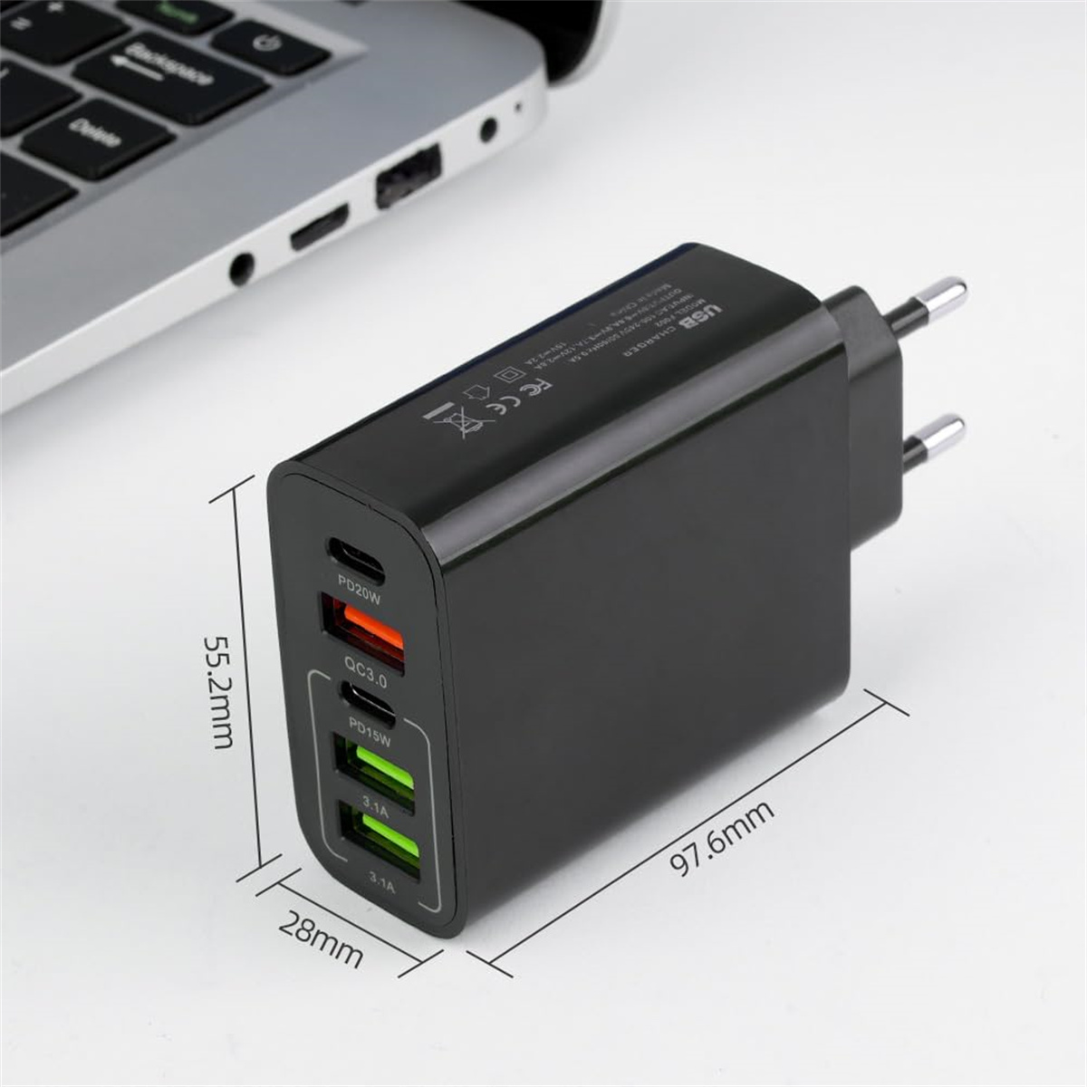 Schwarzes 65-W-Ladegerät mit Maßangaben. Zeigt PD20W, QC3.0 und zwei 3,1A-Anschlüsse. Hat einen Eurostecker.