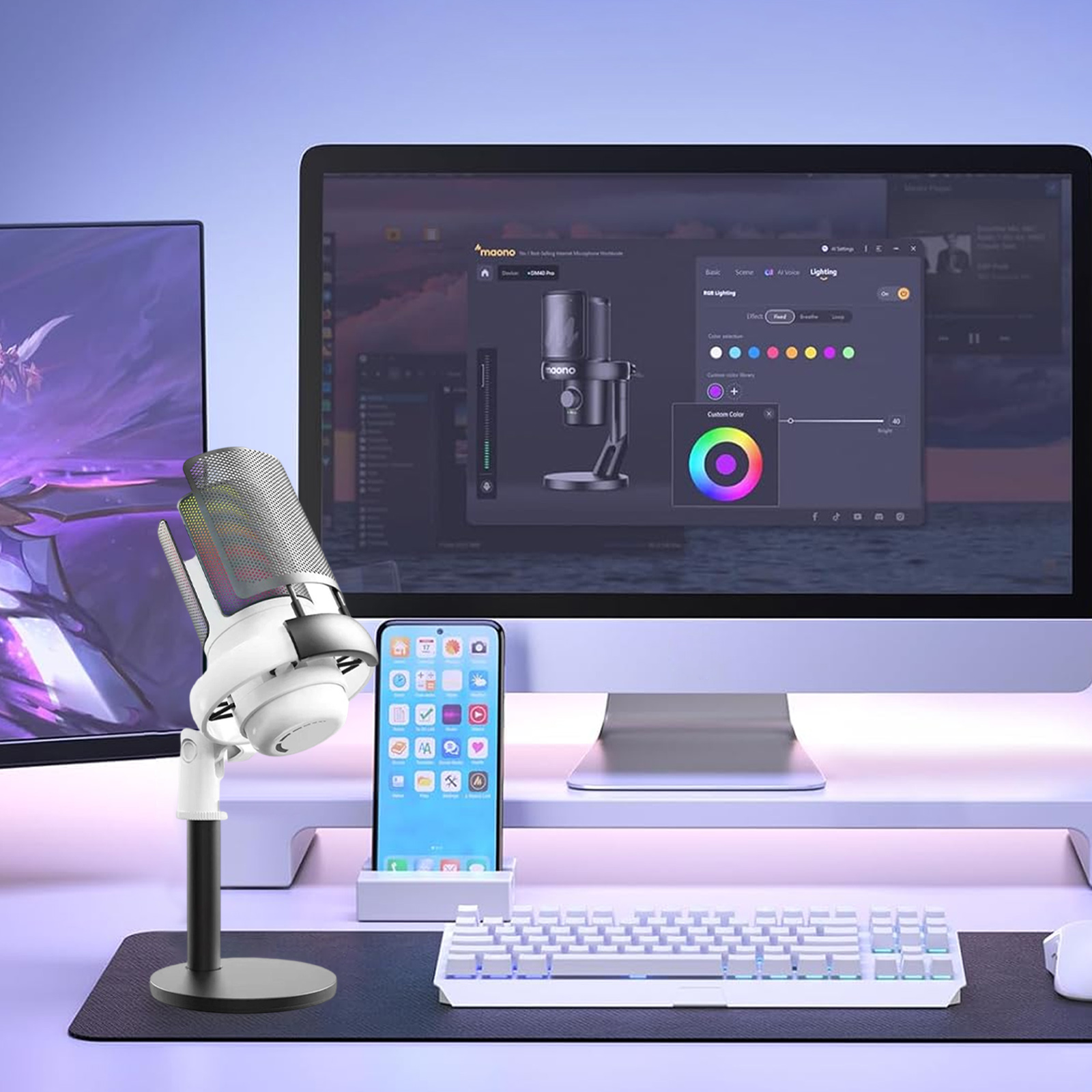 Ein Gaming-Setup mit Mikrofon, Telefon und Tastatur. Ein Computermonitor zeigt eine Software-Oberfläche.