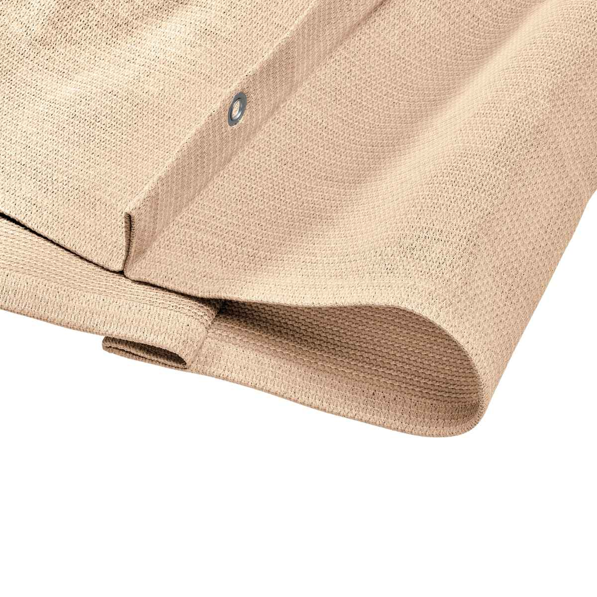 Gros plan sur un tissu de parasol beige, avec un bord roulé et un œillet visible sur fond blanc.