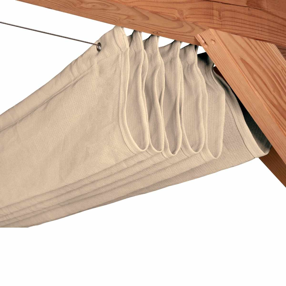 Gros plan d'un auvent en tissu beige. Il est fixé à une structure en bois. Le tissu est plié et suspendu.