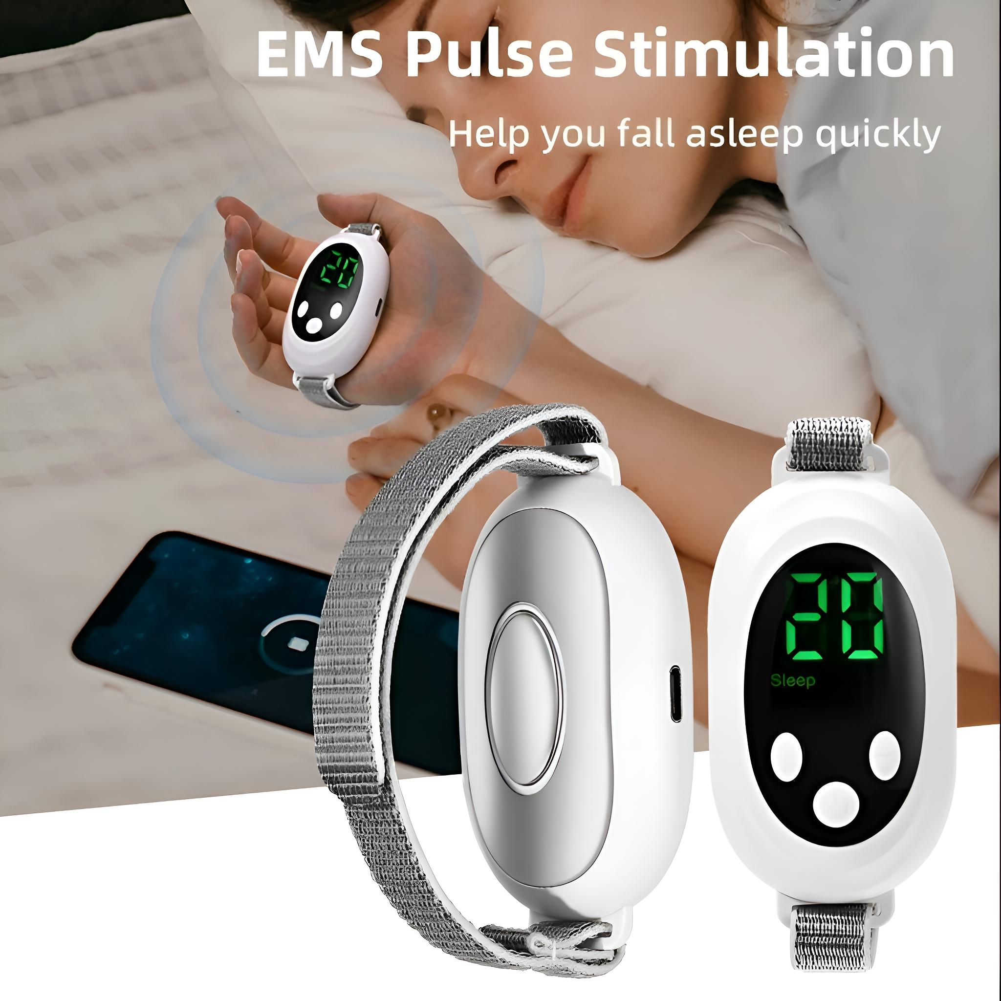 Zwei Schlafhilfegeräte, eines am Handgelenk und eines in der Hand, mit einer Person im Bett.