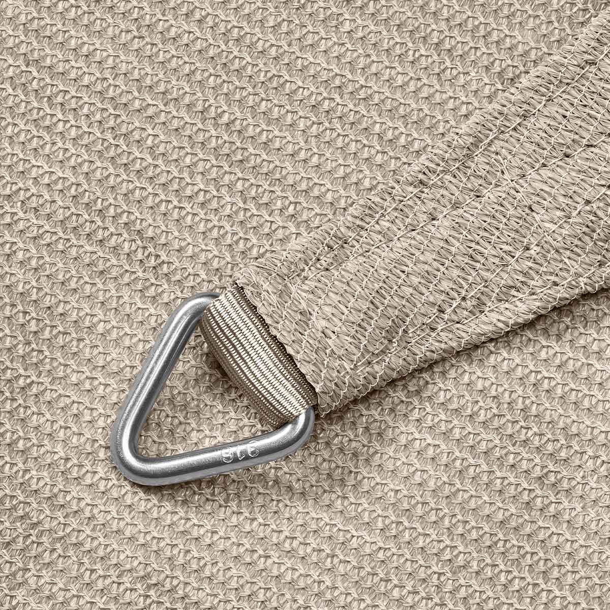 Une voile d'ombrage beige avec un anneau triangulaire en métal.