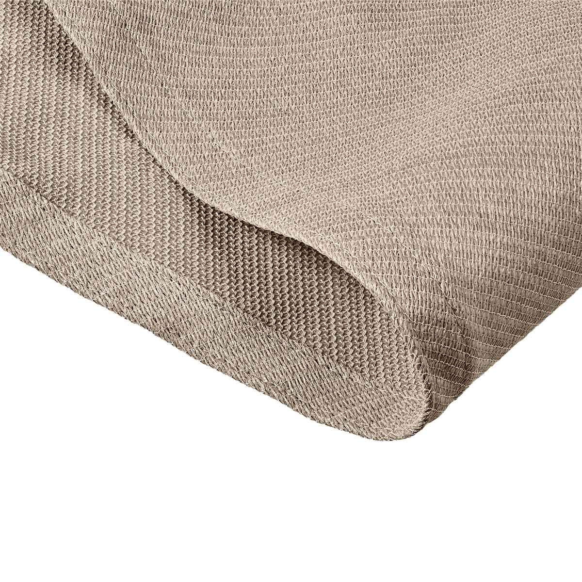 Gros plan d'un tissu beige avec une texture détaillée. Le tissu a un motif tissé.