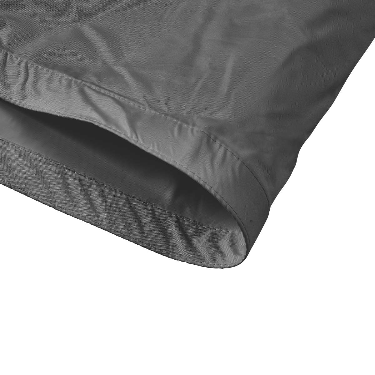Gros plan sur un bord incurvé d'un pare-soleil gris, montrant la couture cousue, sur fond blanc.