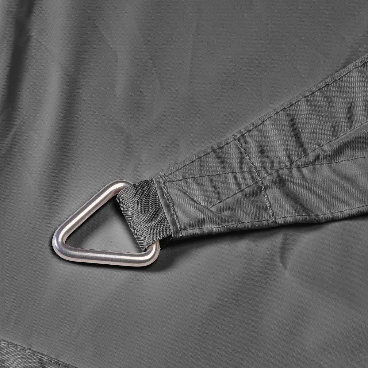 Gros plan sur le coin d'un pare-soleil gris avec un anneau triangulaire en métal et du tissu cousu.
