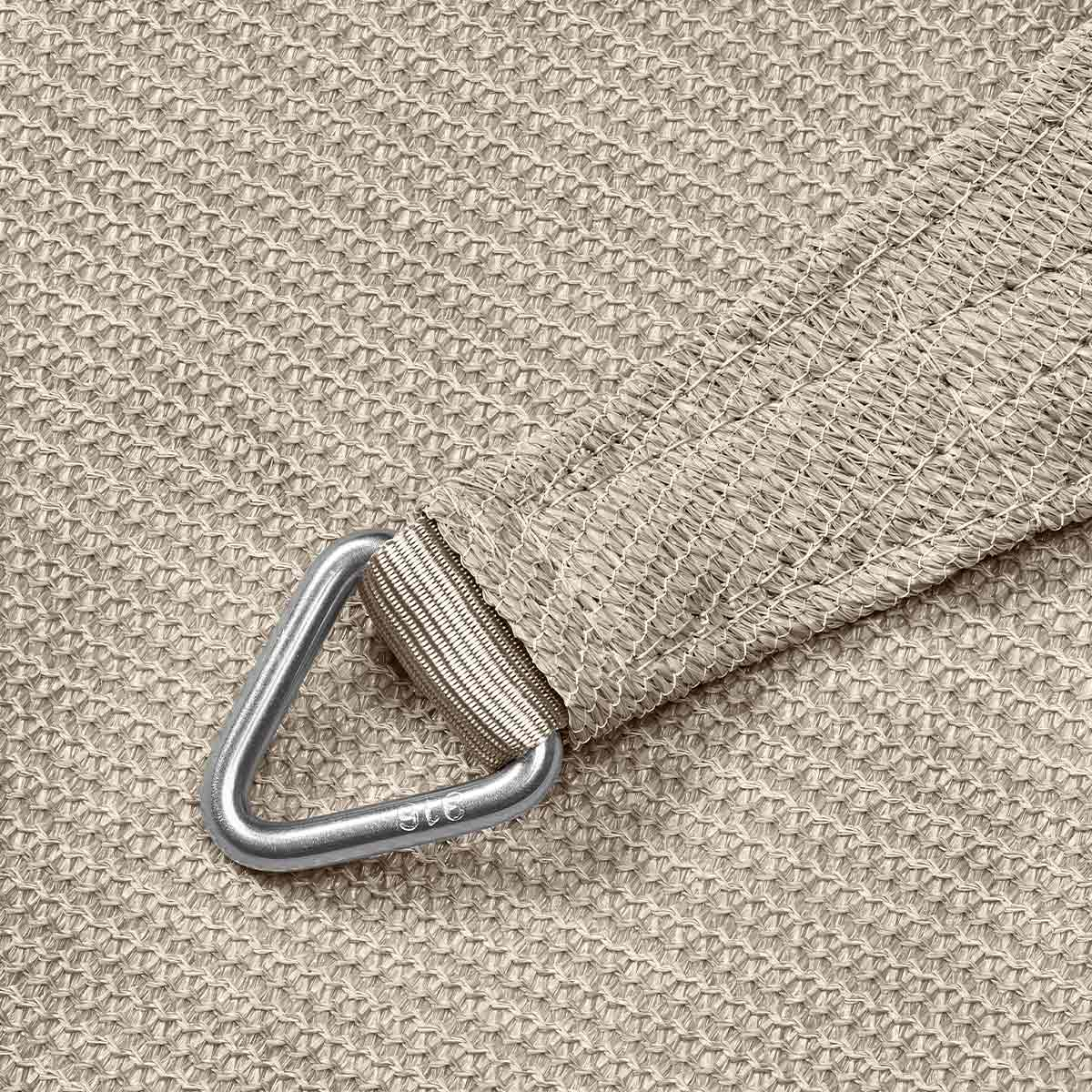 Beige gebreide stof met een metalen driehoekring bevestigd.
