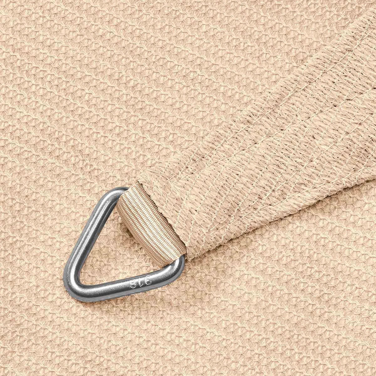 Nahaufnahme eines beigefarbenen Sonnenschirm-Netzes mit einem Metallring, der die Textur hervorhebt.