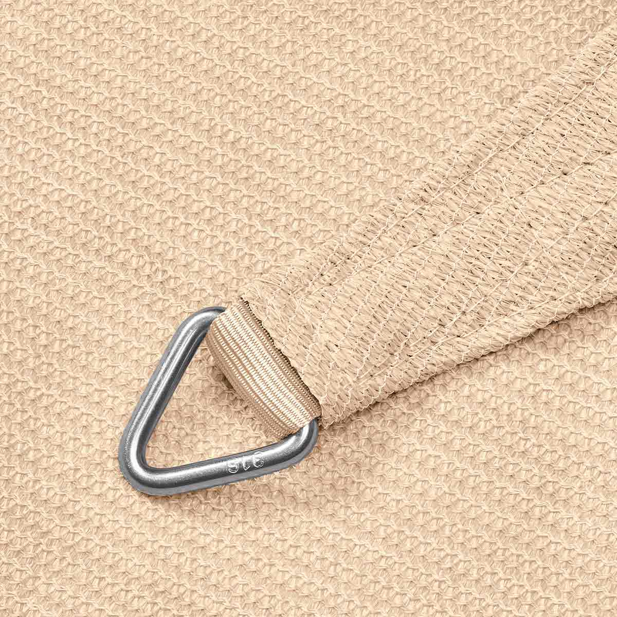 Gros plan d'une voile d'ombrage beige avec un anneau métallique attaché, mettant en valeur sa texture et sa construction.