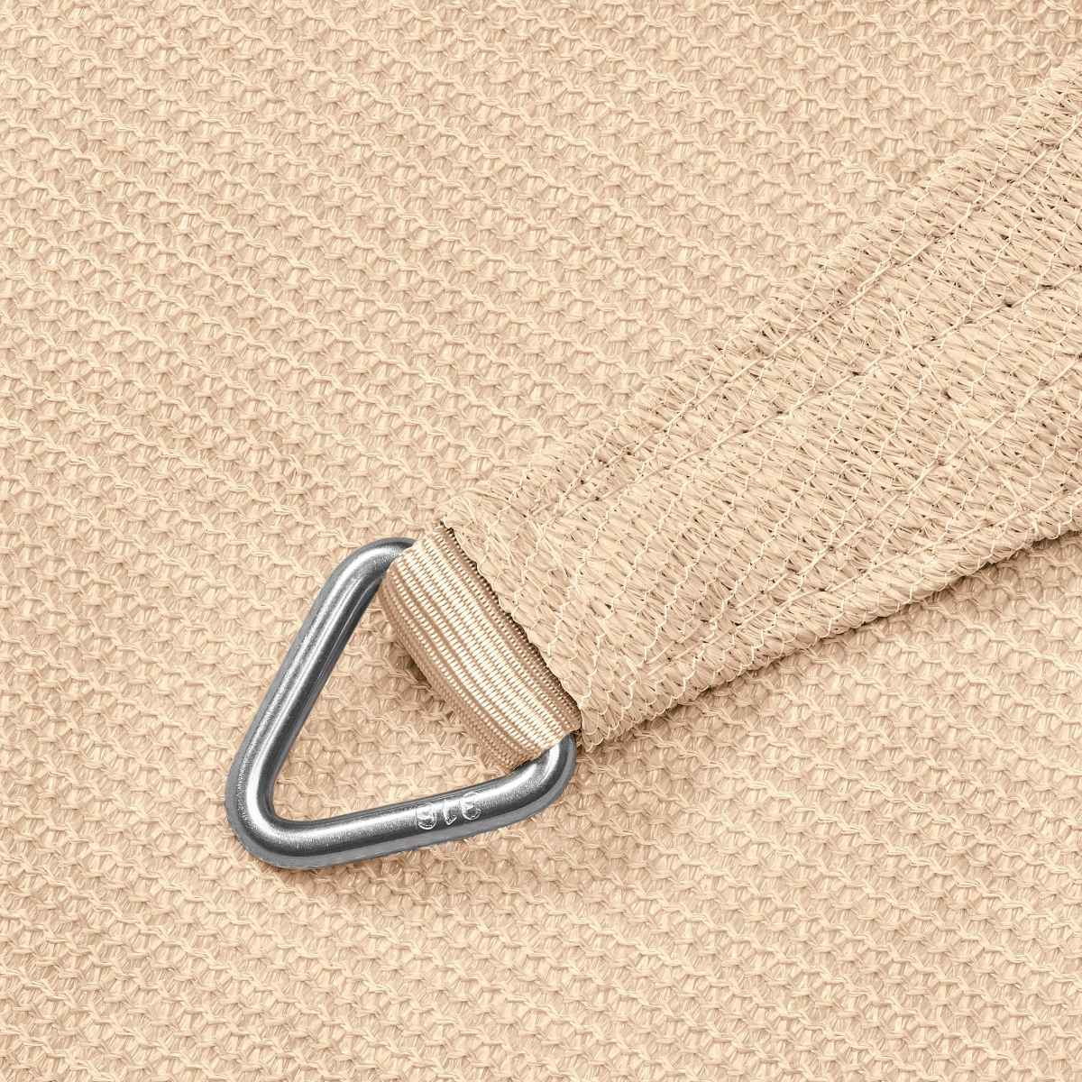 Close-up van beige schaduwzeil stof met een stalen driehoekige ring bevestigd, die de textuur toont.