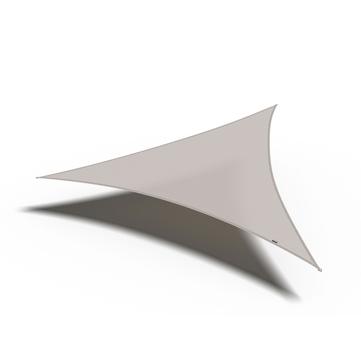 Une voile solaire triangulaire gris clair, projetant une ombre, sur fond blanc. A une étiquette.