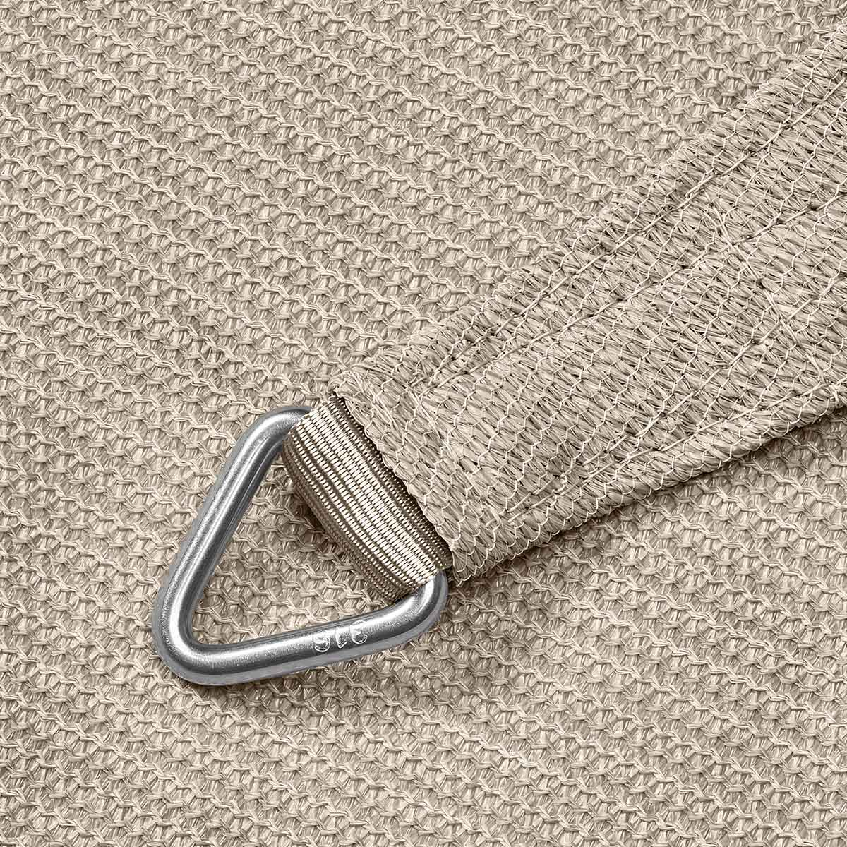 Gros plan sur un anneau triangulaire en métal fixé à une voile d'ombrage beige, montrant le tissage du tissu.