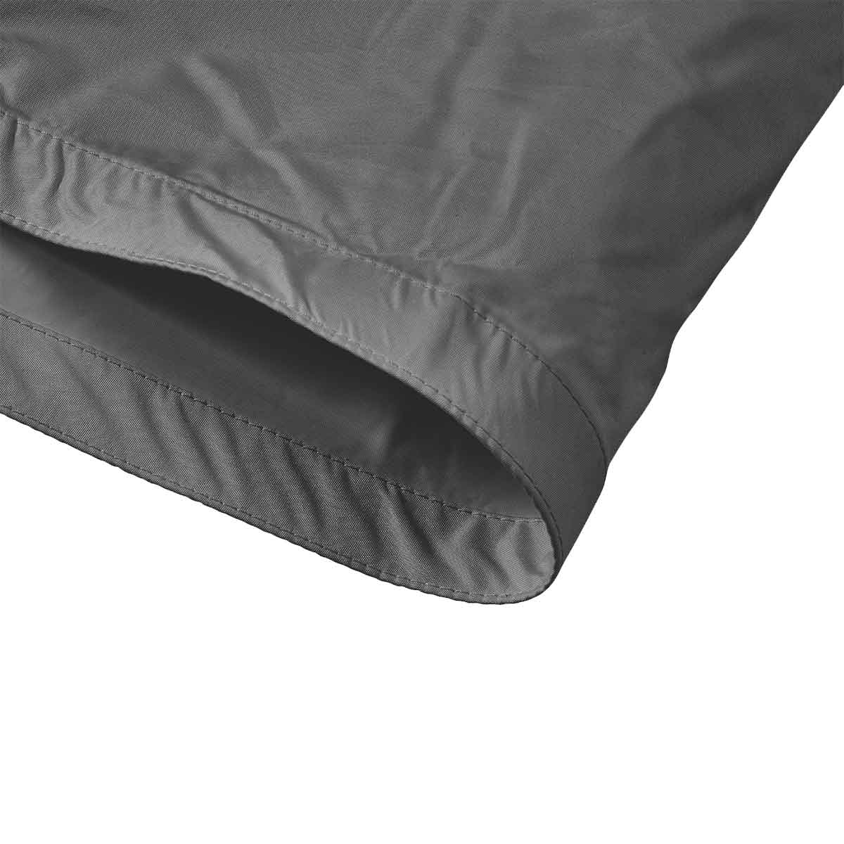 Gros plan sur un tissu gris, peut-être une housse, avec un bord incurvé. Fond blanc.
