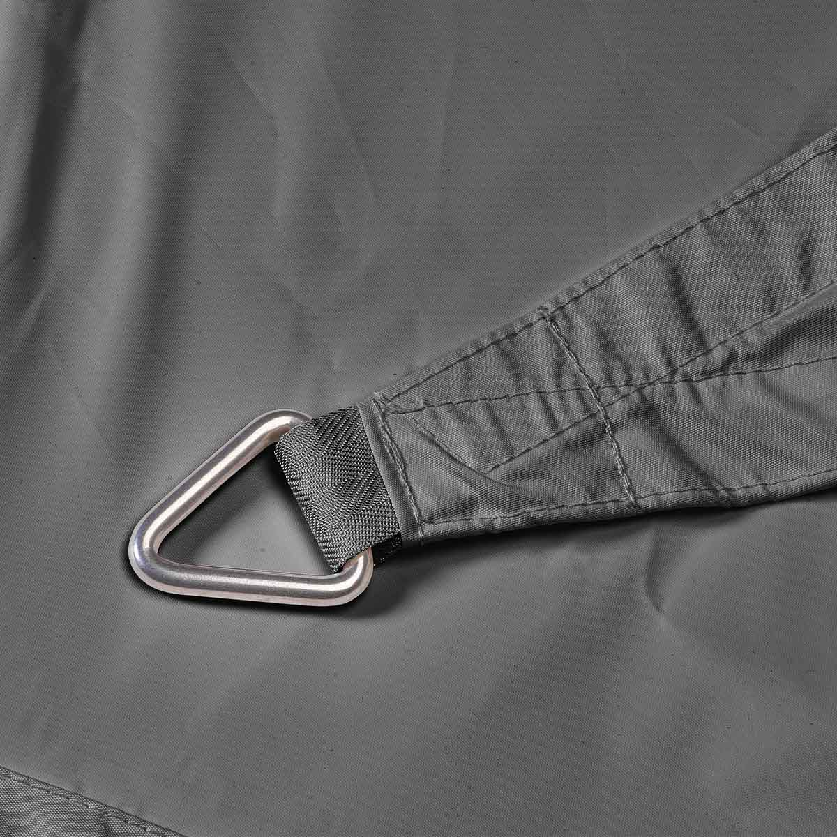 Gros plan sur un tissu de voile solaire triangulaire gris avec un anneau métallique attaché. Le tissu est tissé.