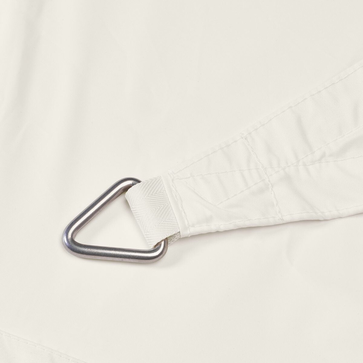 Close-up van een wit schaduwzeil met een metalen driehoekring bevestigd aan een witte rand.