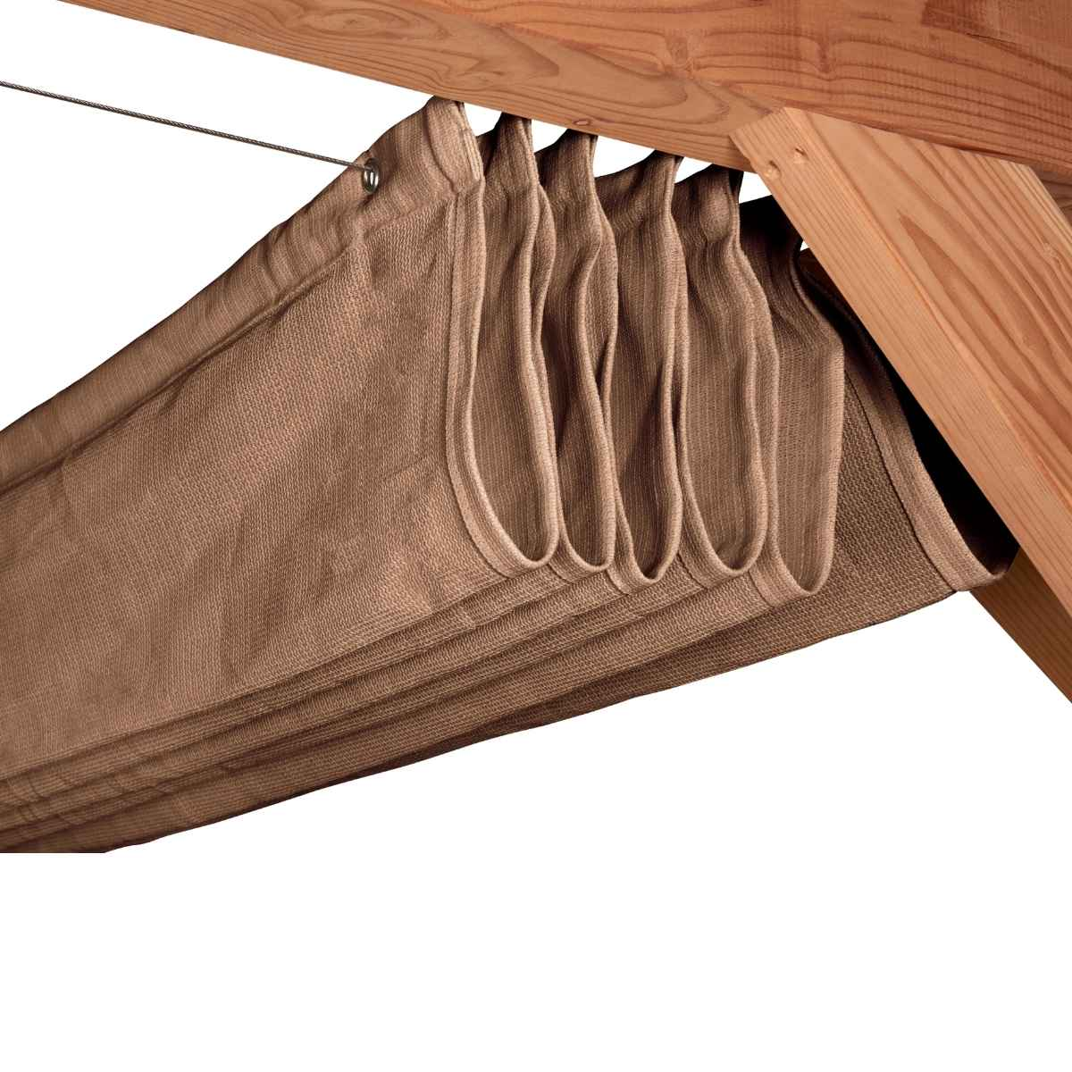Braunes Sonnenschutzgewebe unter einer Holzkonstruktion installiert. Weißer Hintergrund.