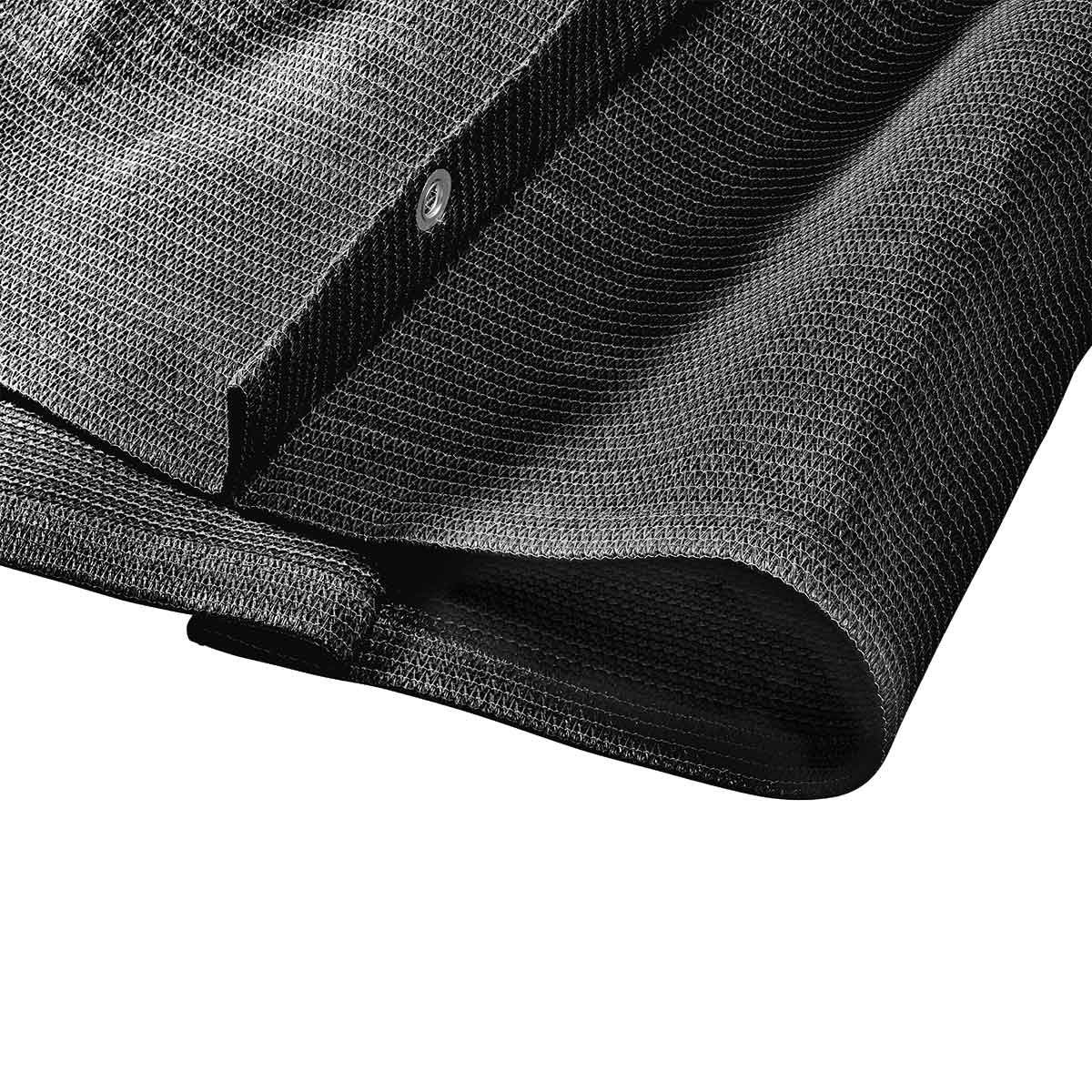 Gros plan sur un tissu d'ombrage noir avec un tissage visible et un bouton.