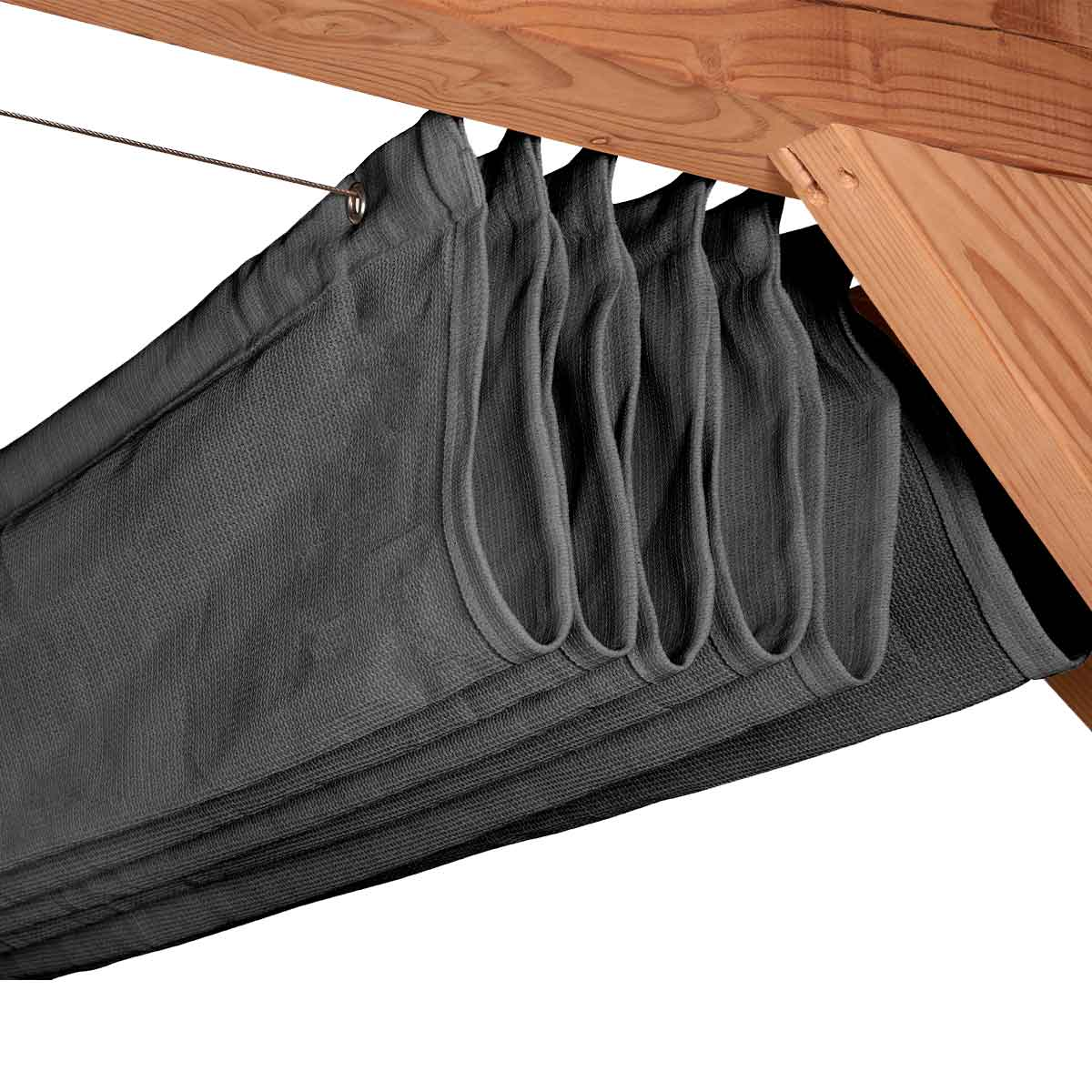 Rideaux d'ombre en tissu gris suspendus à un cadre en bois. Les rideaux sont pliés en pile.