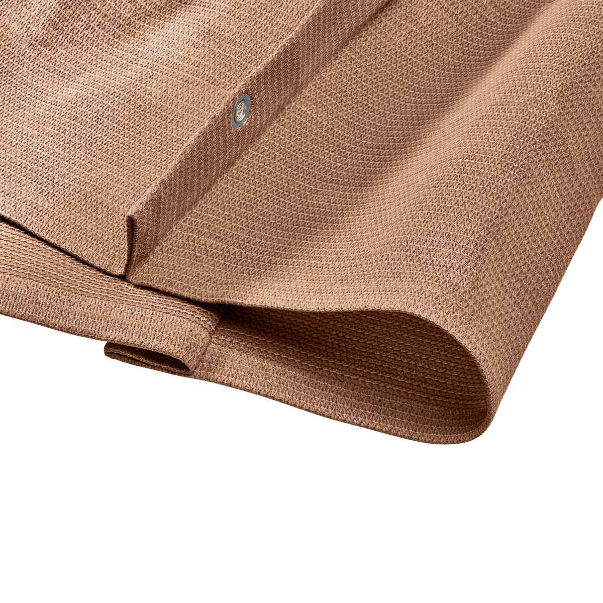 Gros plan sur un tissu beige avec tissage visible et un bouton sur le bord.