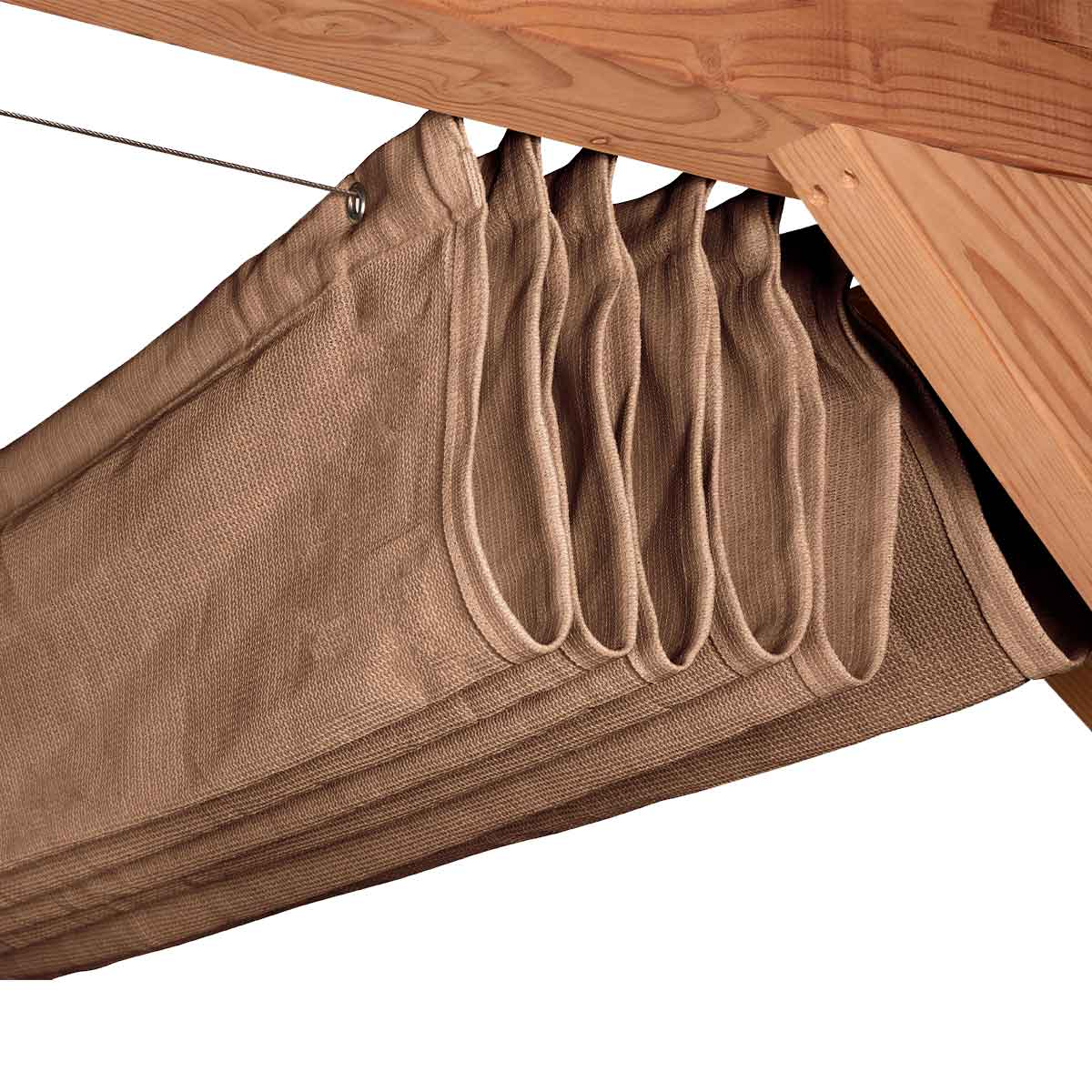 Rideaux d'ombre en tissu beige suspendus à un cadre en bois. Les rideaux sont pliés en pile.