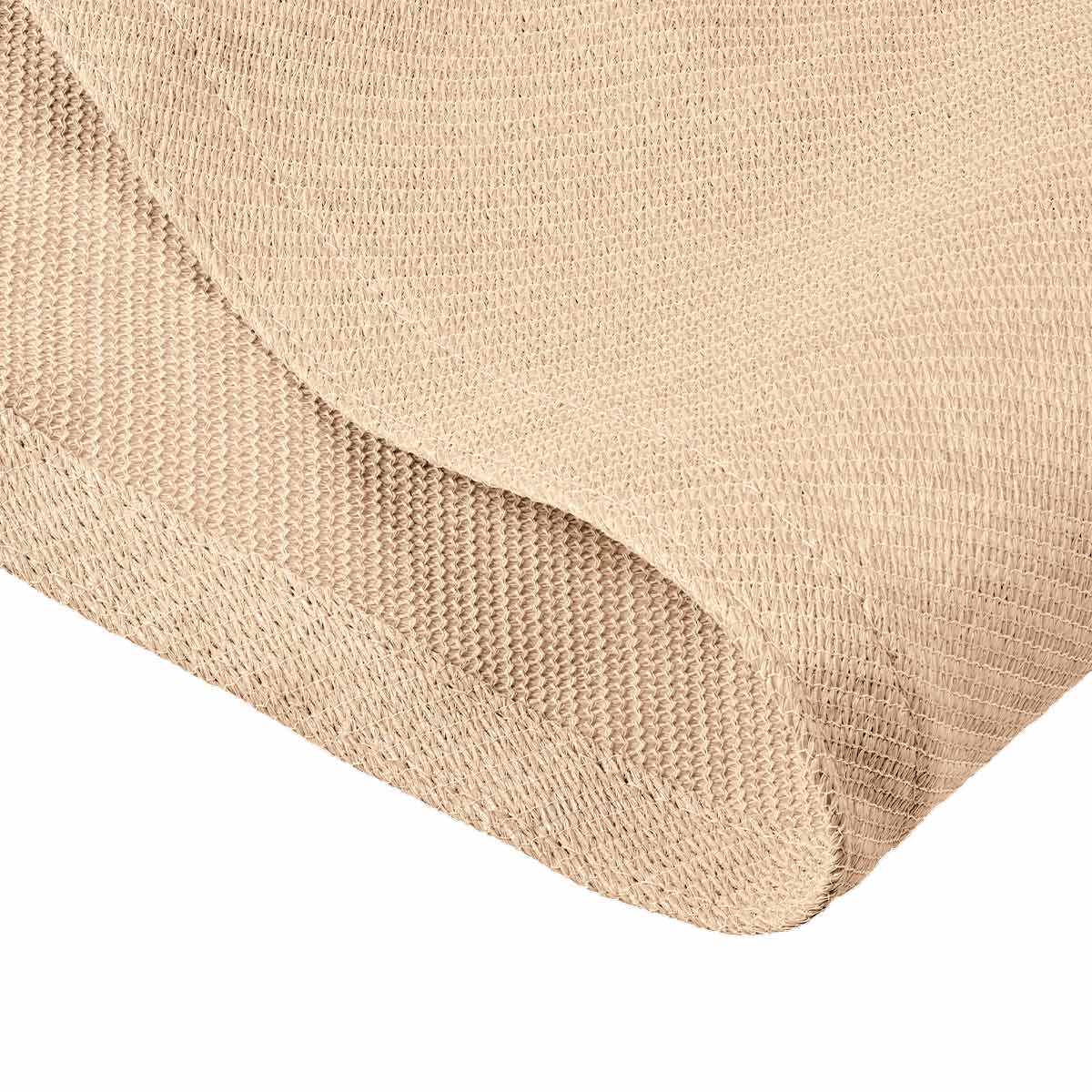 Gros plan sur un tissu beige avec tissage visible et bords pliés.