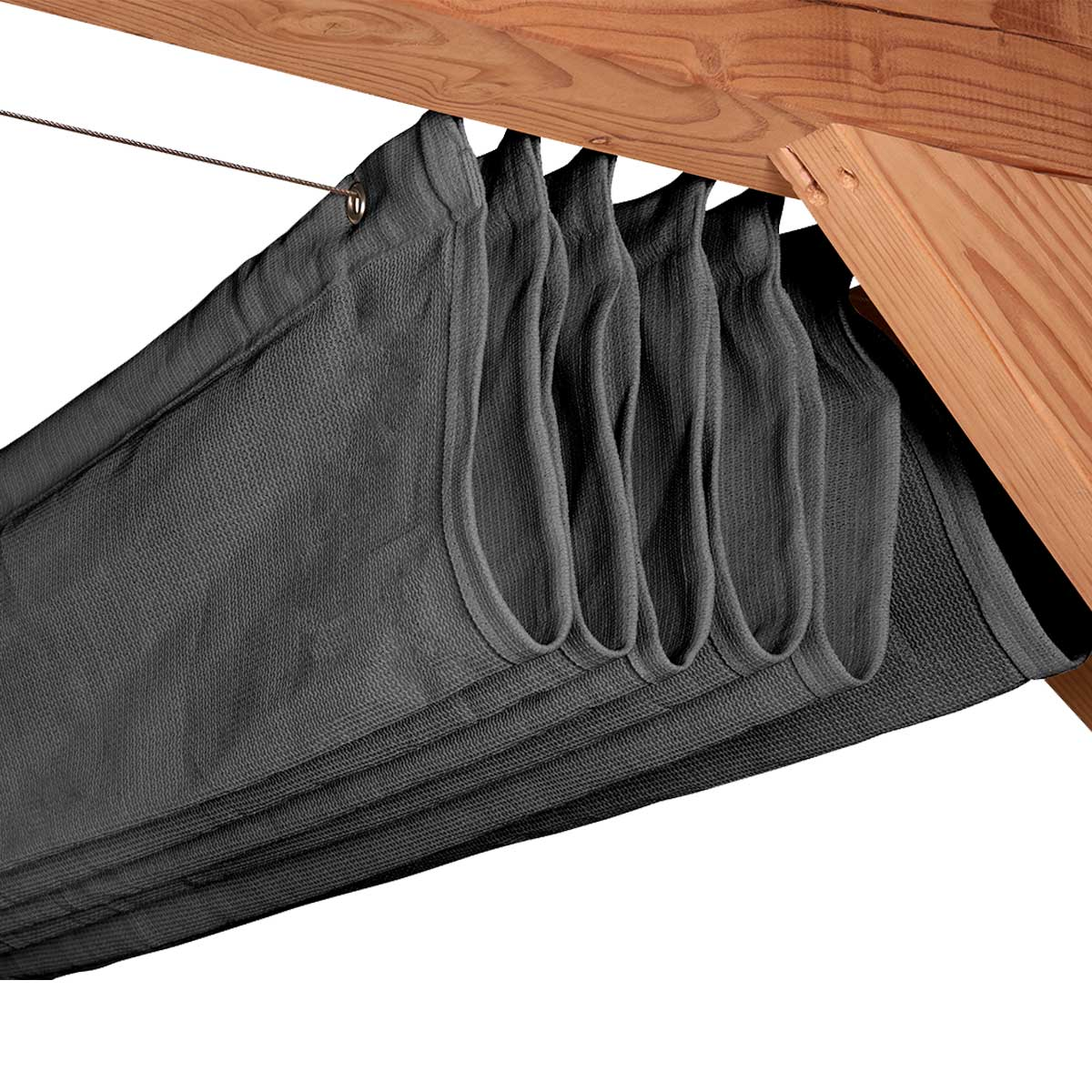 Vue d'en bas de panneaux d'ombrage en tissu gris suspendus à une structure en bois.