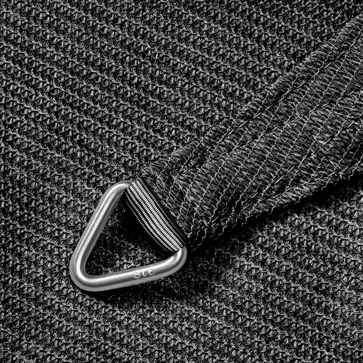 Nahaufnahme einer Ecke aus schwarzem Netzstoff mit dreieckigem Metallring. Der Stoff ist strukturiert.