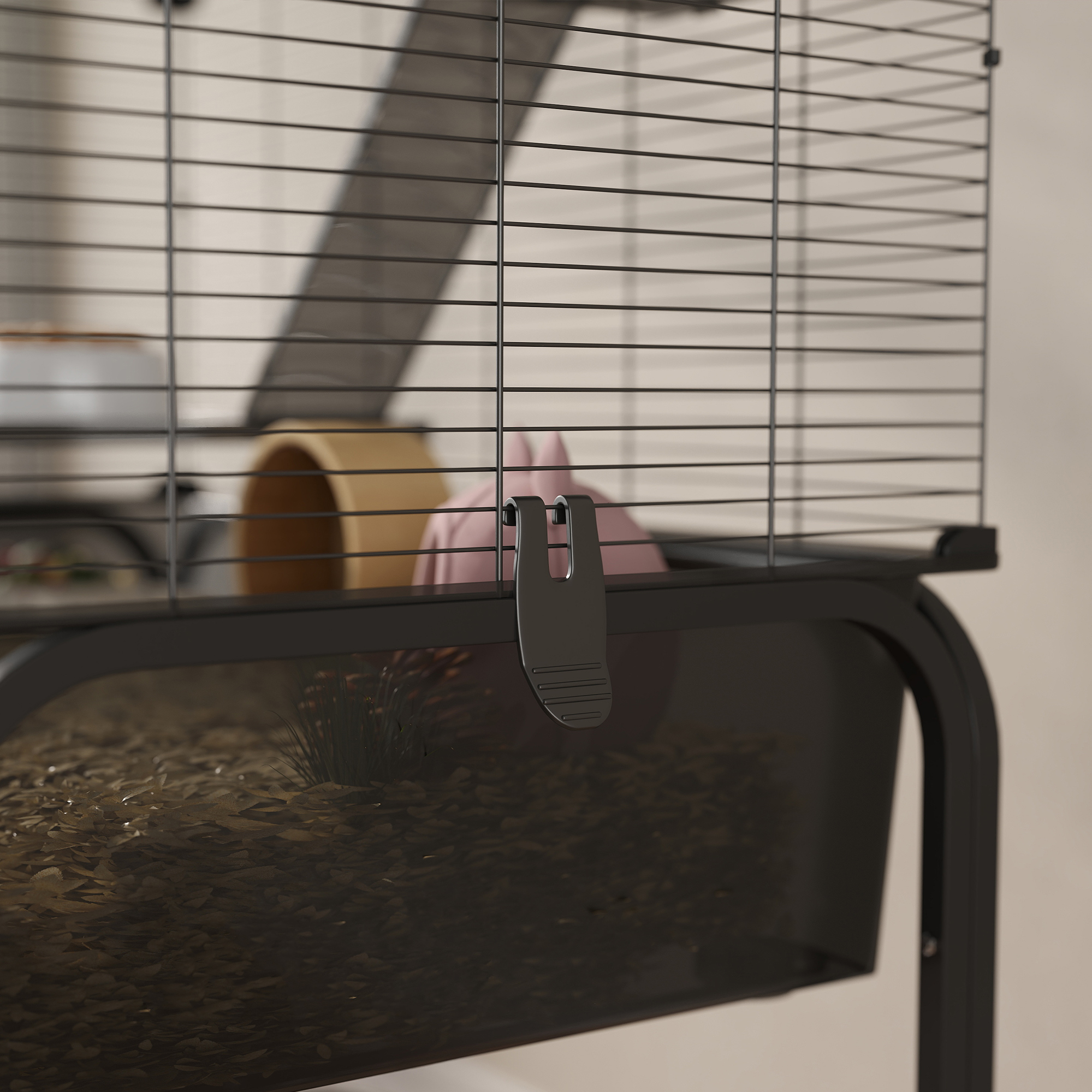 Primer plano de una jaula para mascotas de metal negro con una casa para mascotas rosa y un túnel de madera.