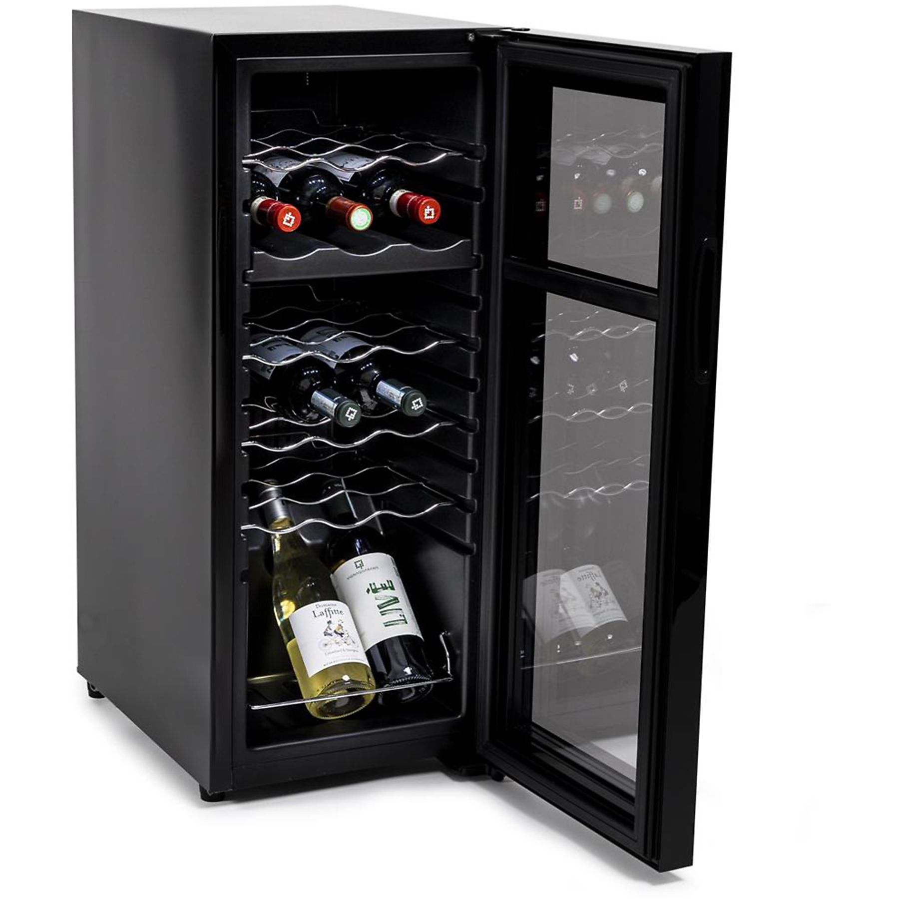 Zwarte wijnkoeler, deur open. Bevat wijnflessen op schappen. Productfoto met witte achtergrond.