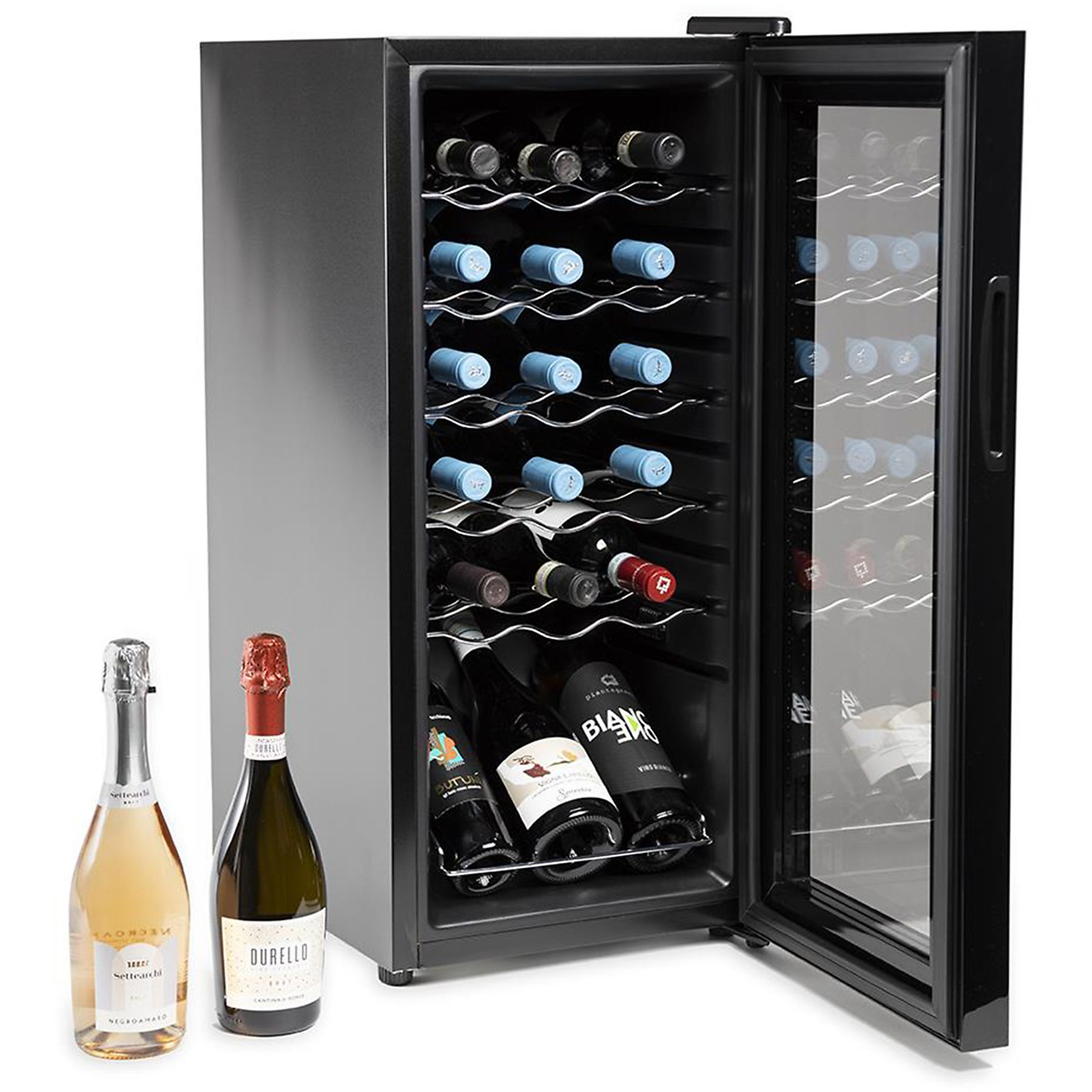 Una vinoteca con botellas dentro. Dos botellas de vino están en primer plano. La puerta está abierta.