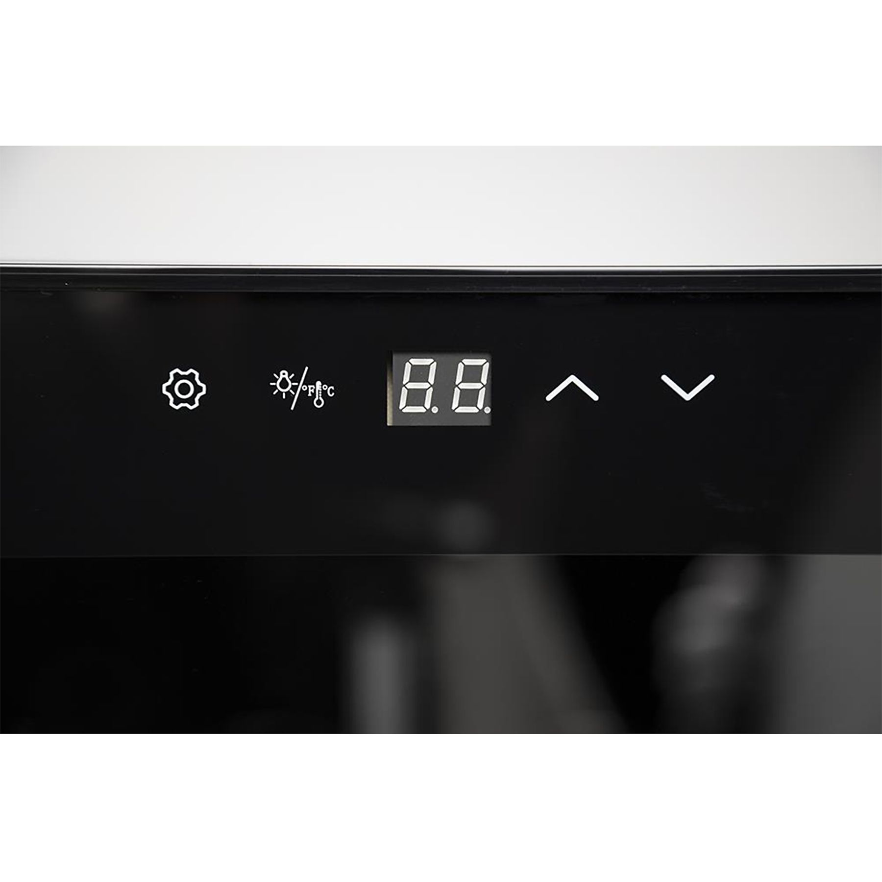 Primer plano de un panel negro en una vinoteca. Muestra una temperatura digital e iconos de control.