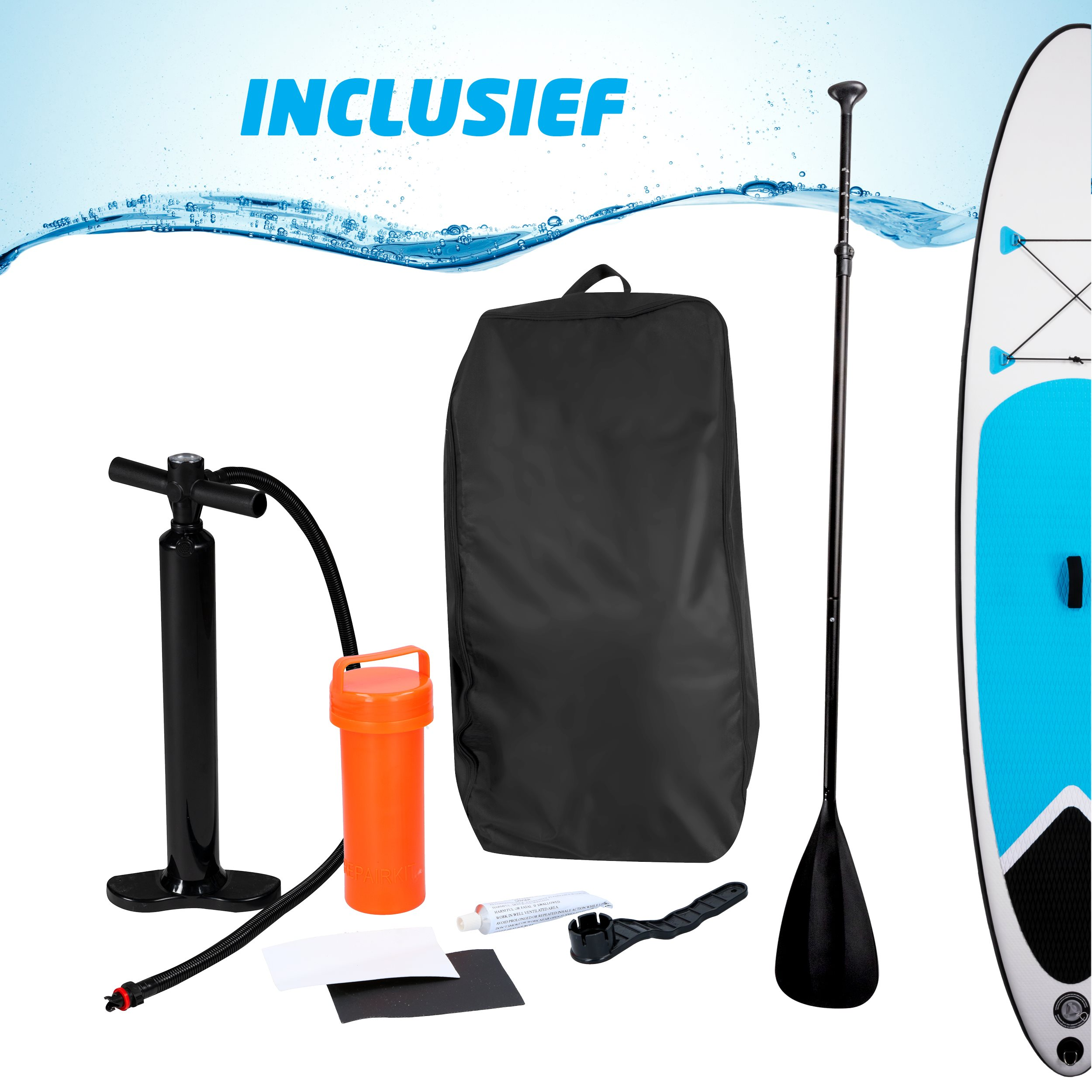 Een paddleboard met accessoires: pomp, tas, peddel en reparatieset. Water op de achtergrond.