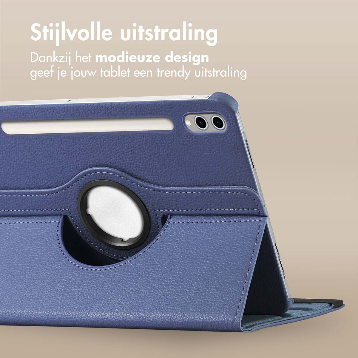 Gros plan d'un étui bleu pour tablette avec un support rotatif, incliné pour montrer la caméra et les boutons.